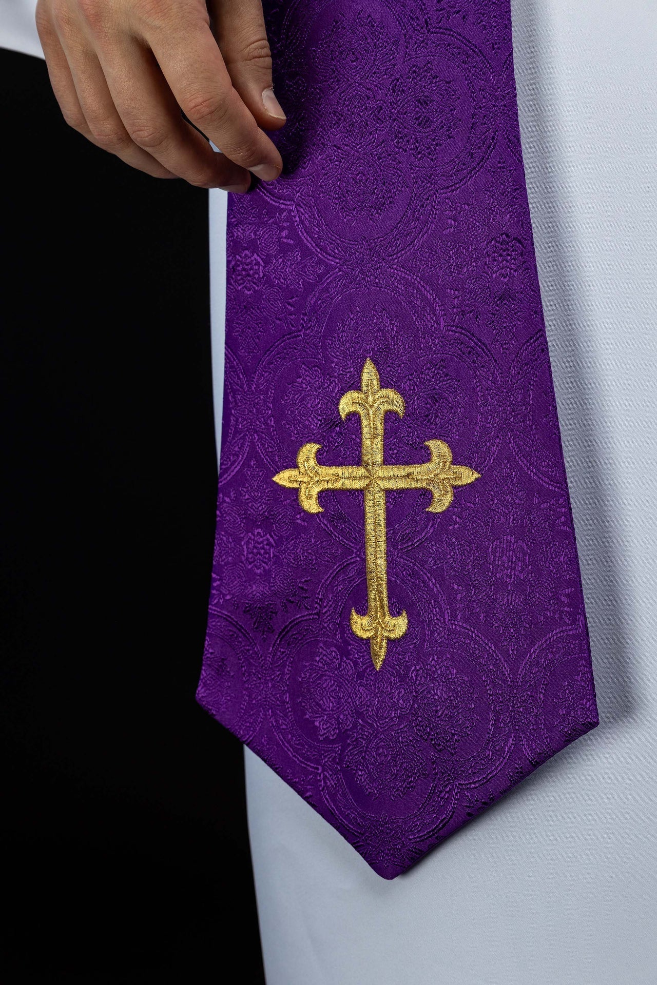Estola bordada con motivo de la Cruz tejido jacquard morado KST/638/03/11 - CASULLAS.ES