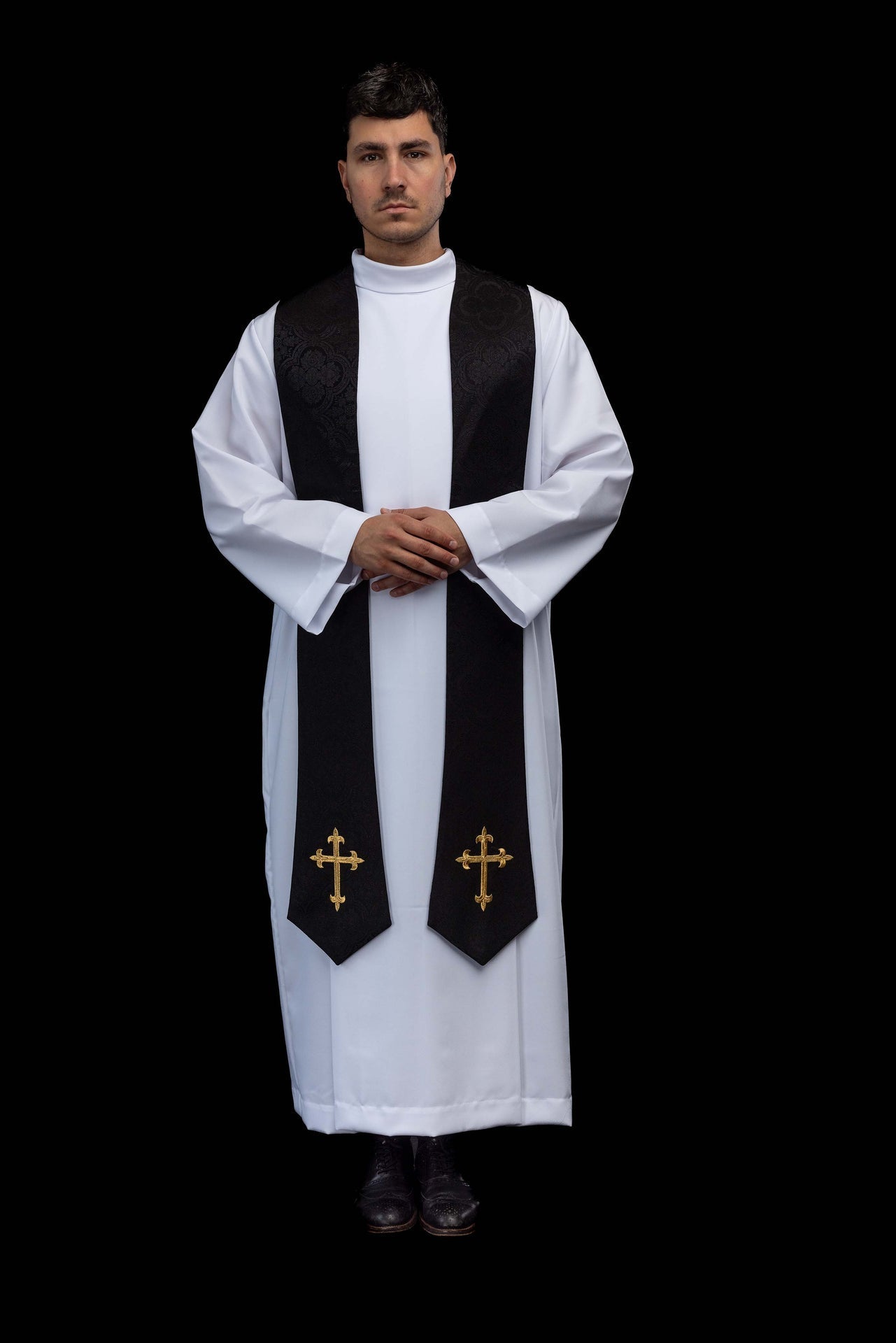 Estola bordada con motivo de la Cruz tejido jacquard negro KST/638/07/11 - CASULLAS.ES