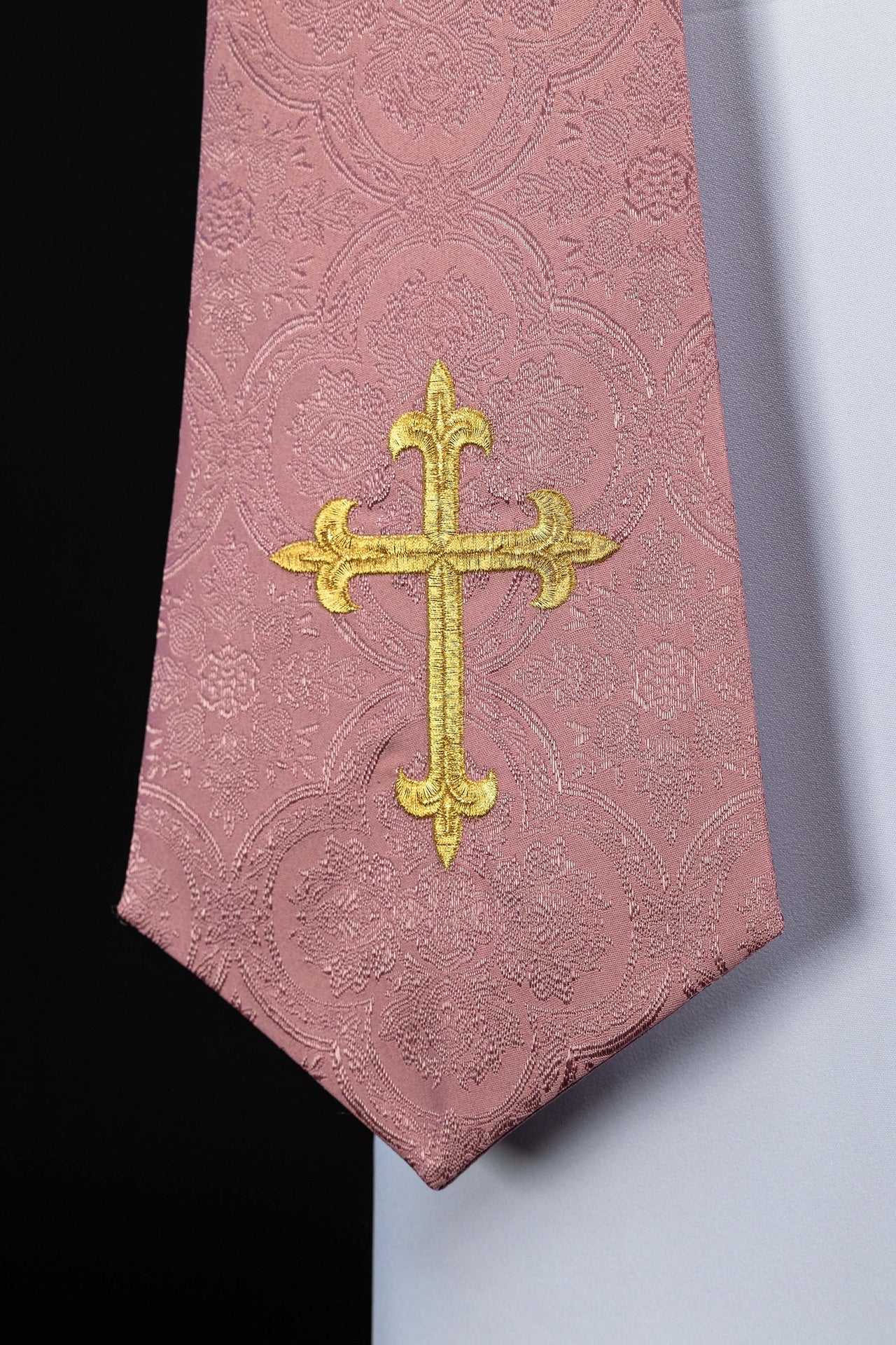 Estola bordada con motivo de la Cruz tejido jacquard rosa KST/638/08/11 - CASULLAS.ES