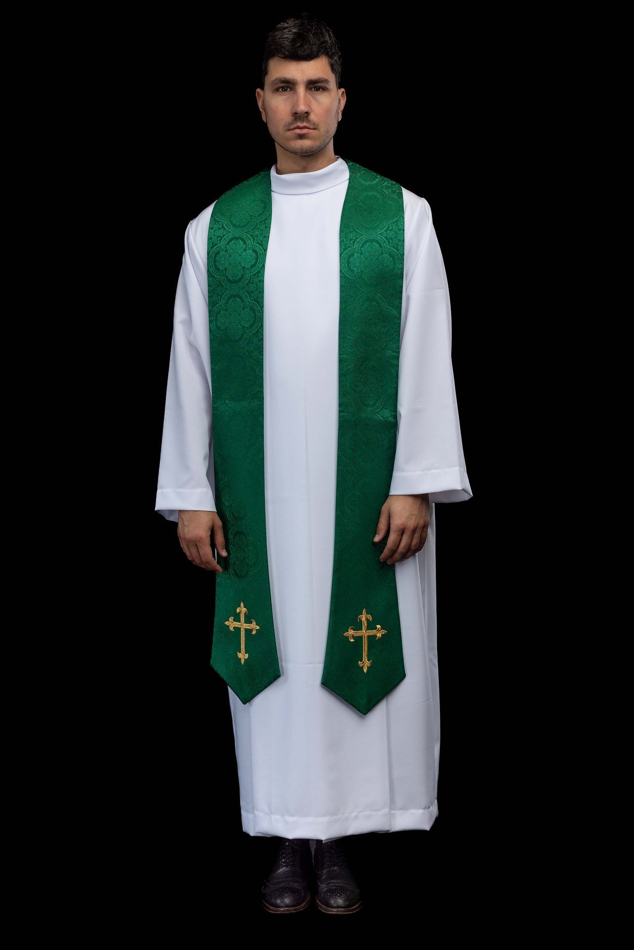 Estola bordada con motivo de la Cruz tejido jacquard verde KST/638/01/11 - CASULLAS.ES