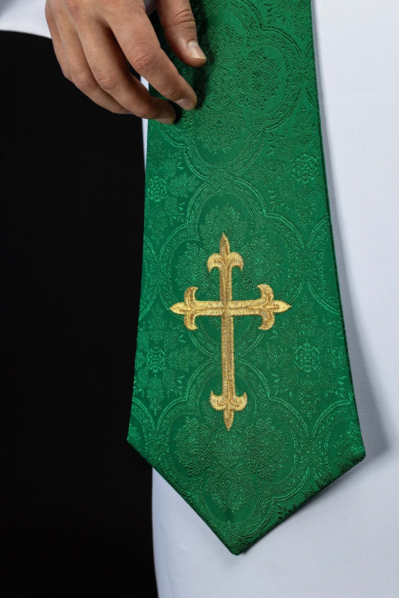 Estola bordada con motivo de la Cruz tejido jacquard verde KST/638/01/11 - CASULLAS.ES