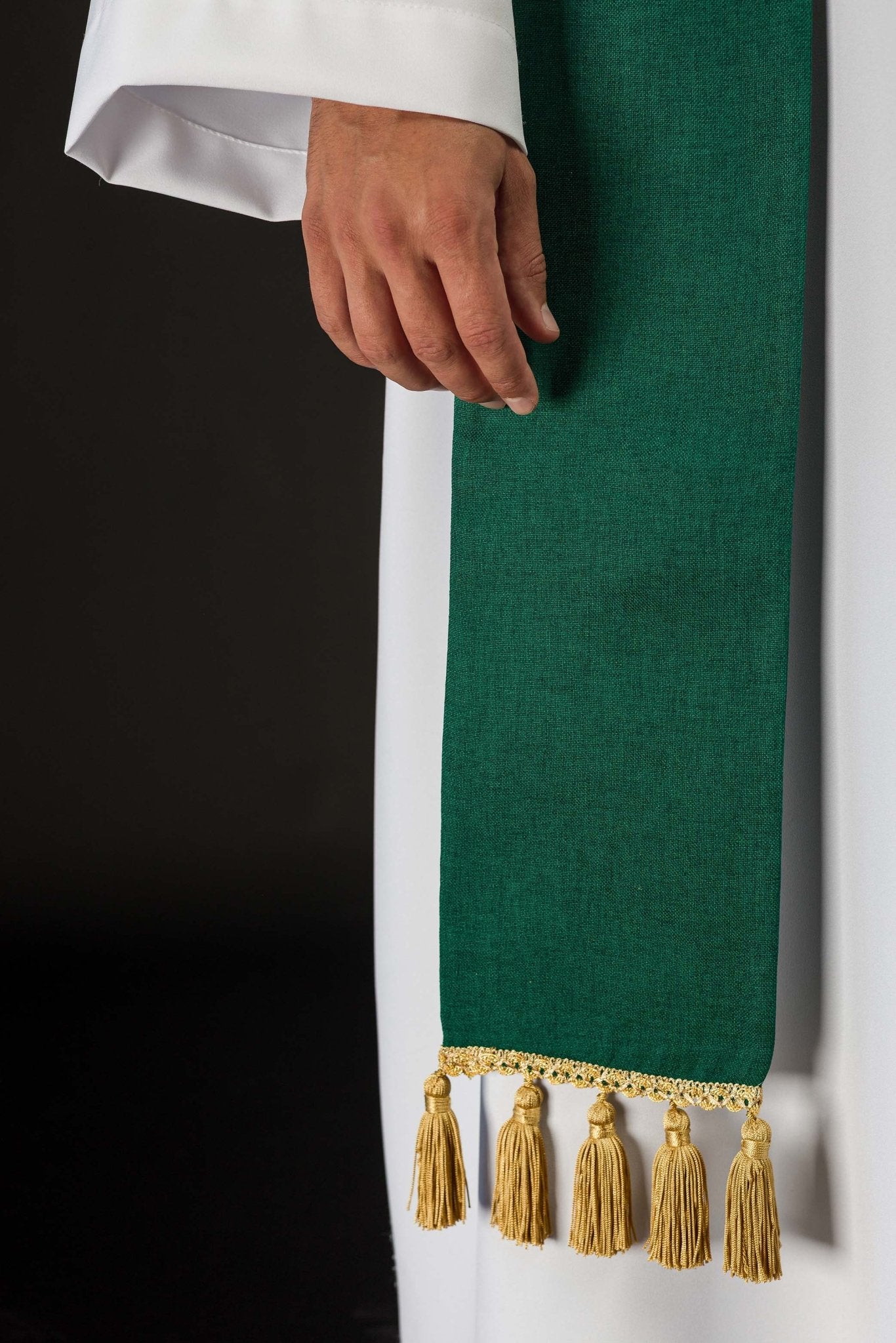 Estola bordada con motivo IHS en color verde S-2067-01-70 - CASULLAS.ES