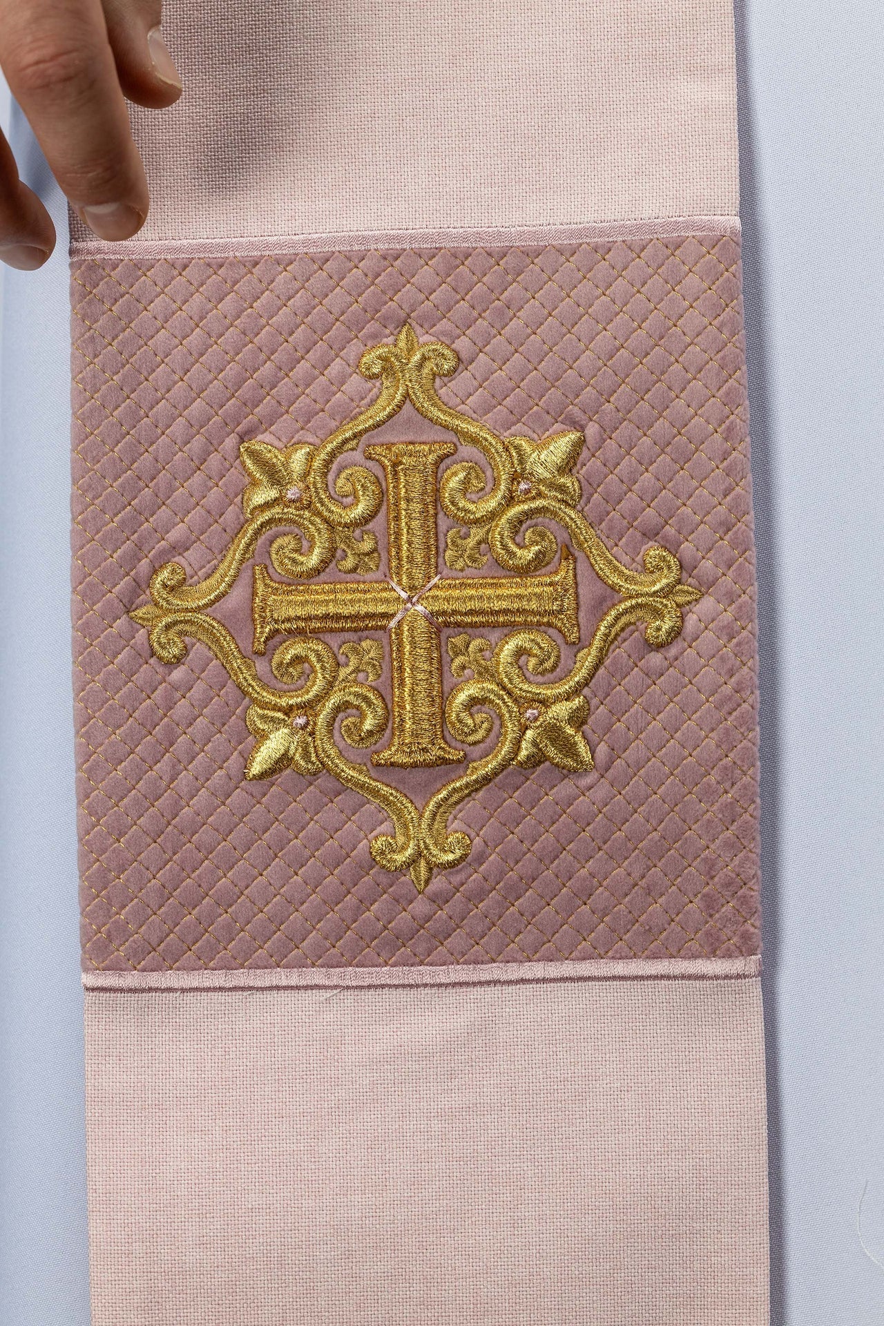 Estola bordada con símbolo de cruz de terciopelo rosa LE/2029/08 - CASULLAS.ES