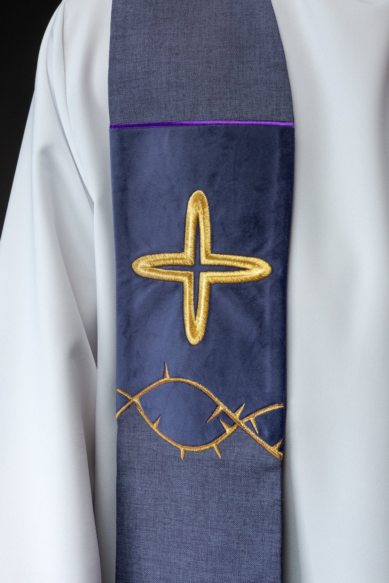 Estola bordada para la Cuaresma con cruces – morado S - 2056 - 03 - 70 - CASULLAS.ES