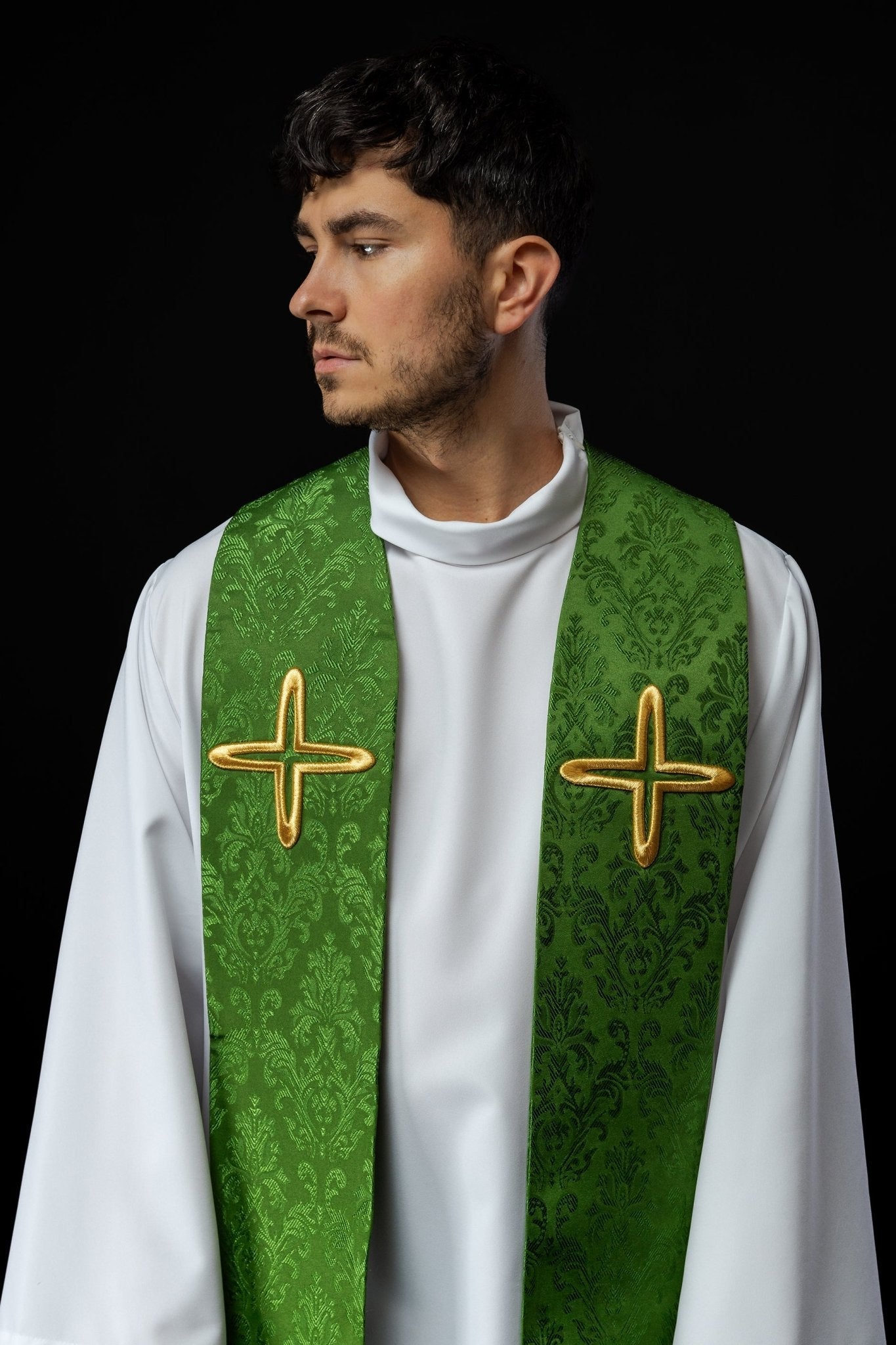 Estola de jacquard bordada con motivos cruzados verde S - 2054 - 01 - 67 - CASULLAS.ES