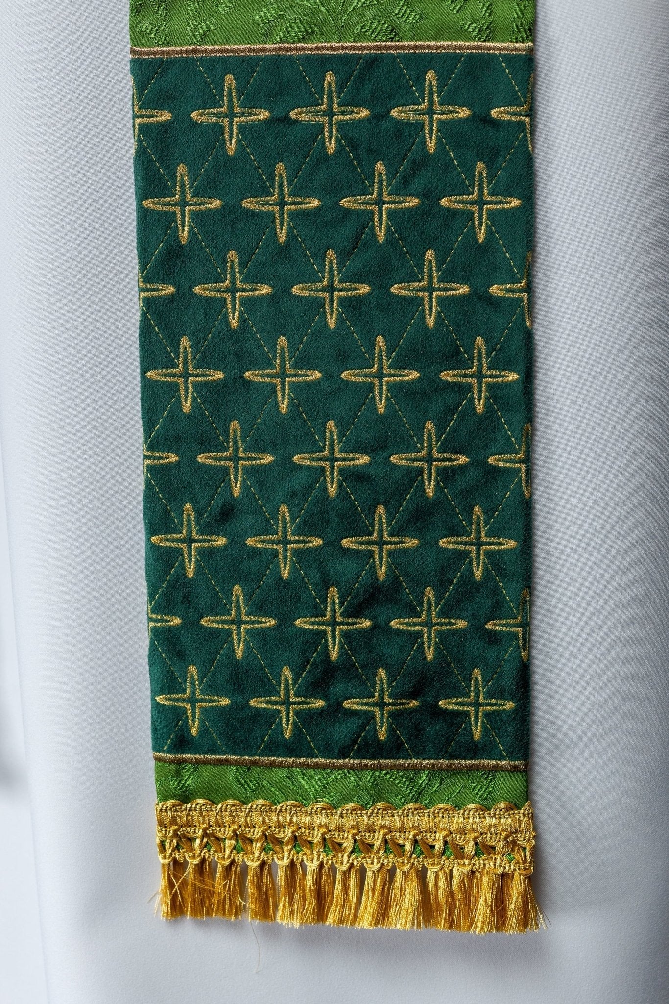 Estola de jacquard bordada con motivos cruzados verde S - 2054 - 01 - 67 - CASULLAS.ES