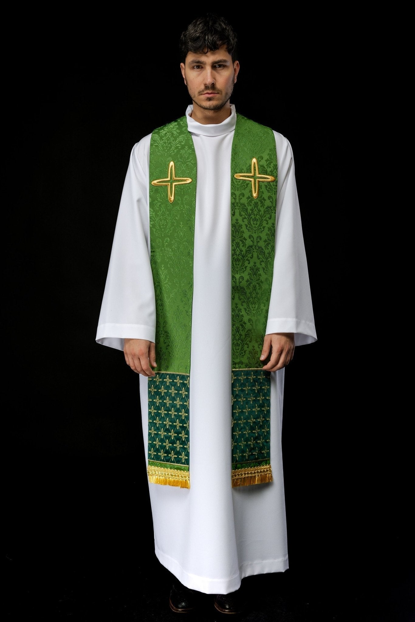 Estola de jacquard bordada con motivos cruzados verde S - 2054 - 01 - 67 - CASULLAS.ES