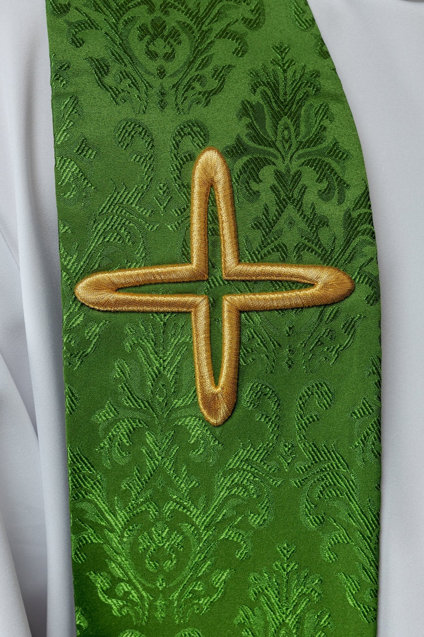 Estola de jacquard bordada con motivos cruzados verde S - 2054 - 01 - 67 - CASULLAS.ES