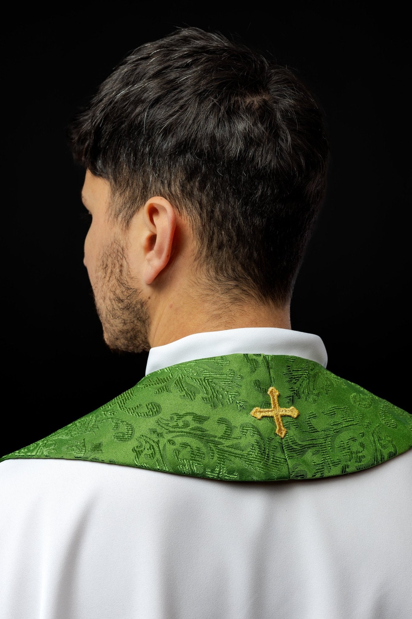 Estola de jacquard bordada con motivos cruzados verde S - 2054 - 01 - 67 - CASULLAS.ES