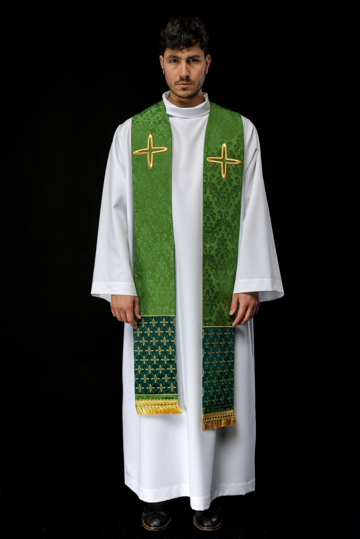 Estola de jacquard bordada con motivos cruzados verde S - 2054 - 01 - 67 - CASULLAS.ES