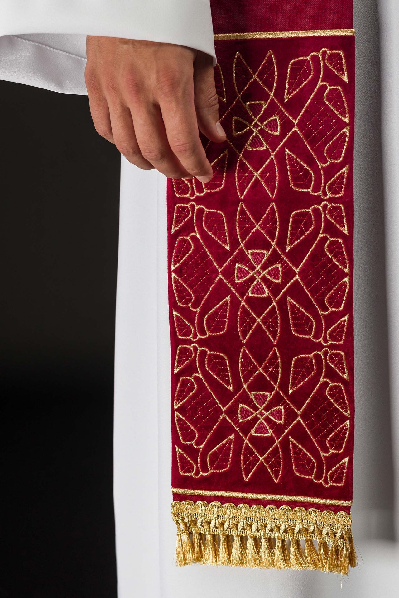Estola de terciopelo roja bordada con motivo IHS S-2055-02-70 - CASULLAS.ES