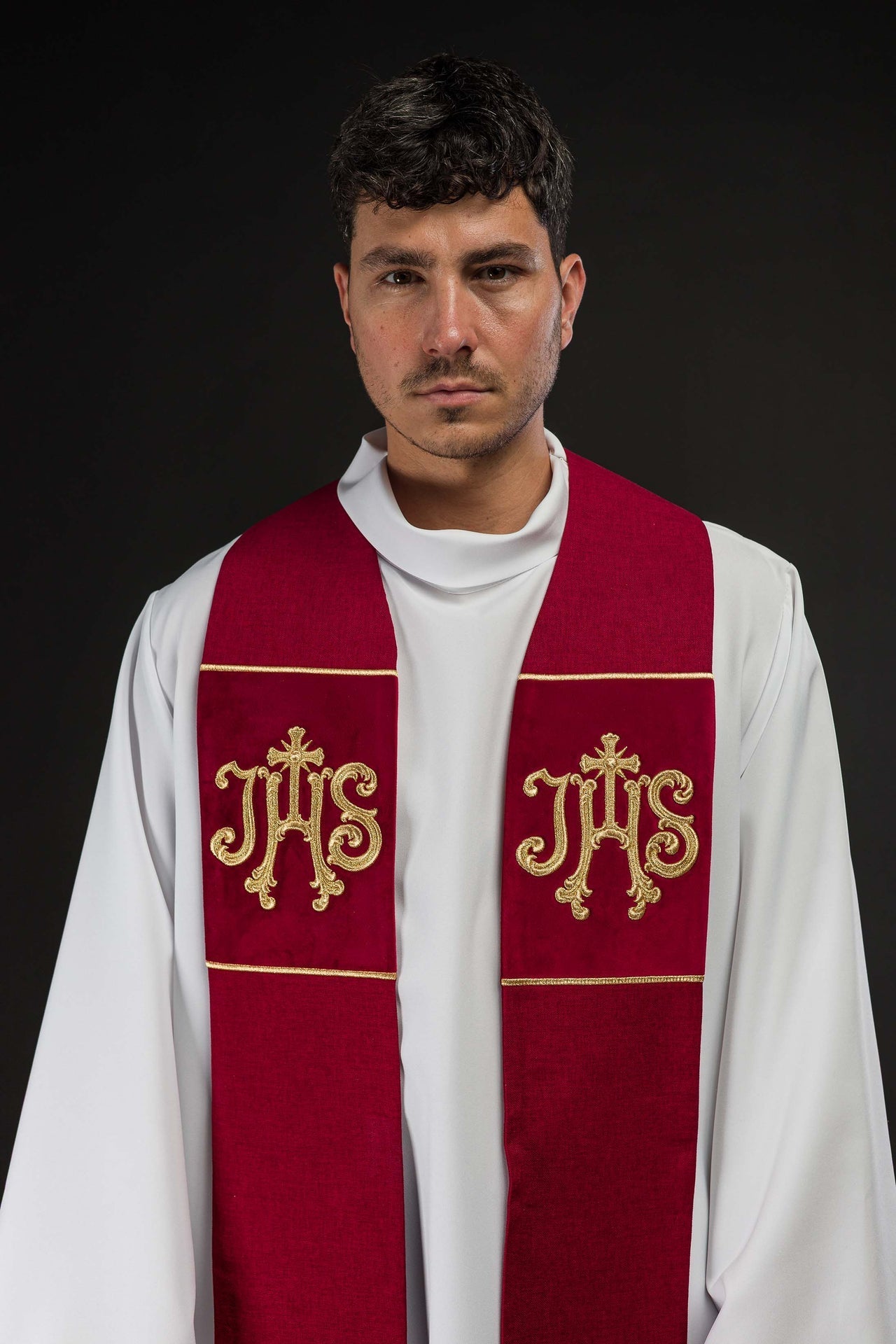 Estola de terciopelo roja bordada con motivo IHS S-2055-02-70 - CASULLAS.ES