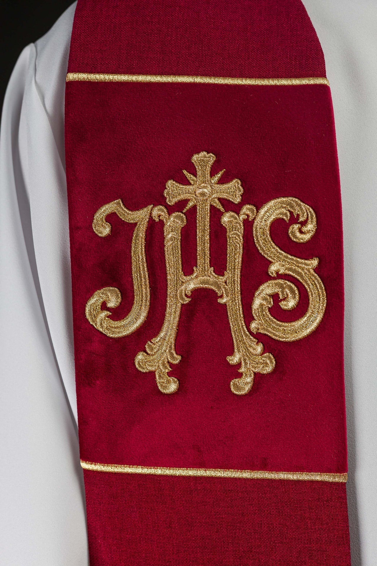Estola de terciopelo roja bordada con motivo IHS S-2055-02-70 - CASULLAS.ES