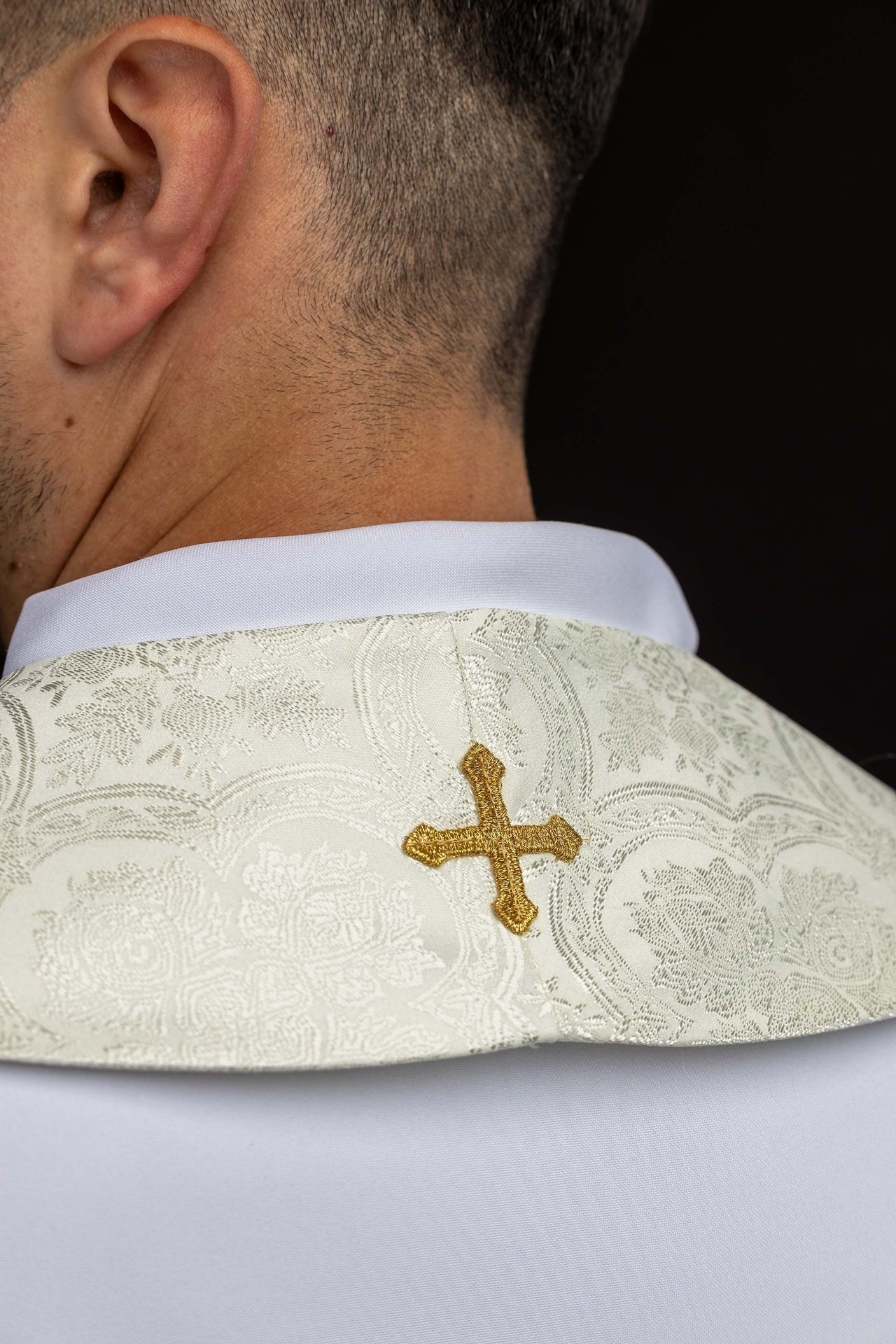 Estola ecru bordada con motivo de cruz confeccionada en tejido jacquard KST/638/05/11 - CASULLAS.ES