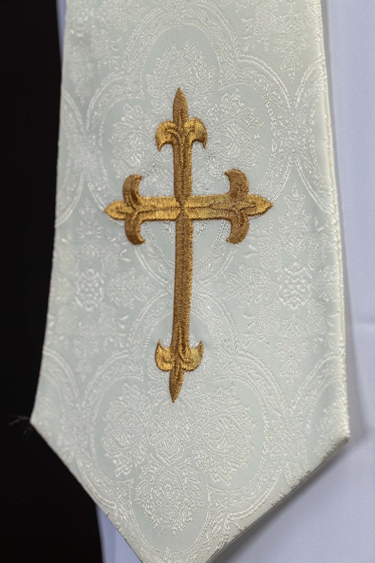 Estola ecru bordada con motivo de cruz confeccionada en tejido jacquard KST/638/05/11 - CASULLAS.ES