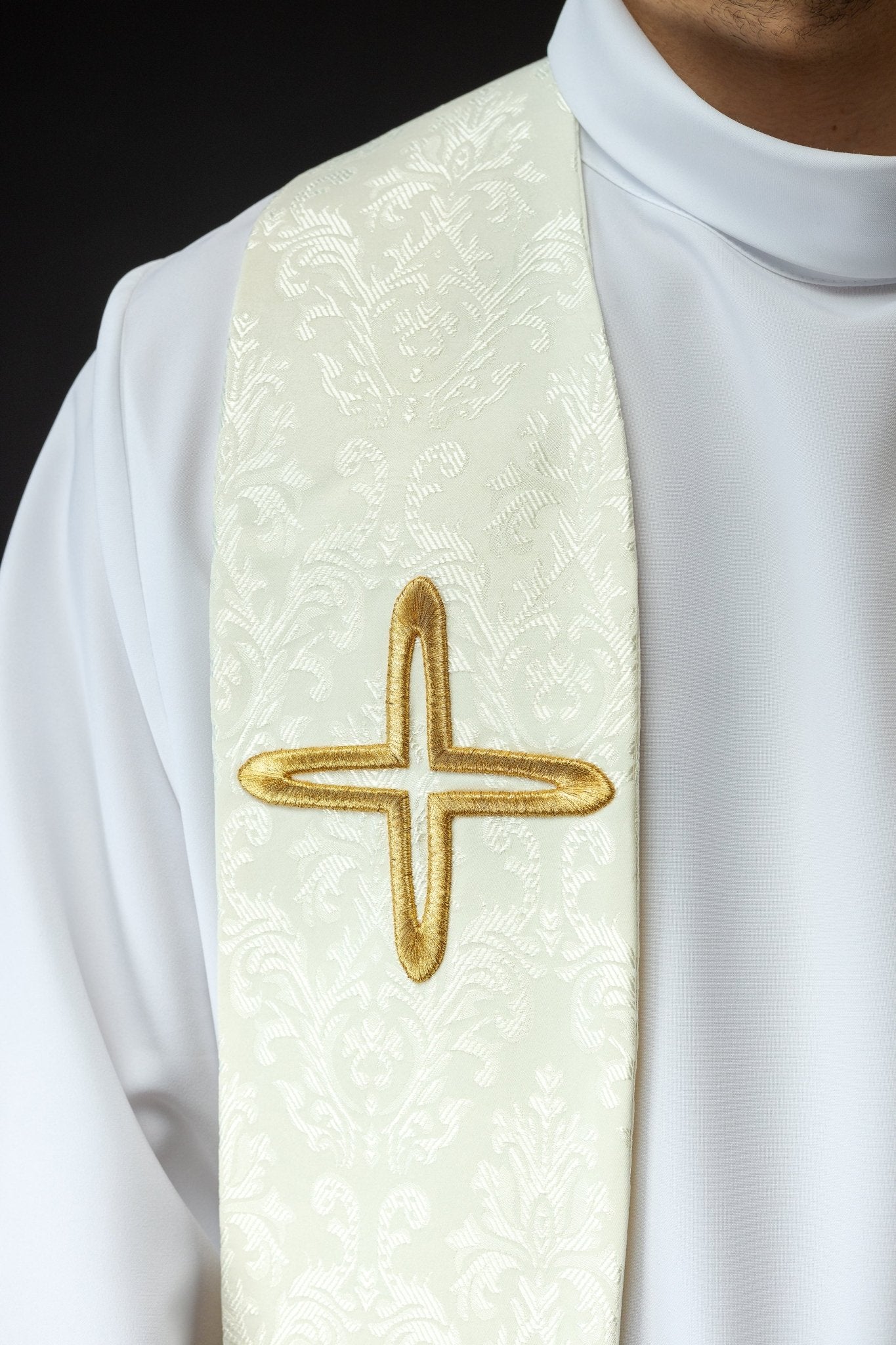 Estola jacquard bordada con motivos cruzados crudo S - 2054 - 05 - 67 - CASULLAS.ES