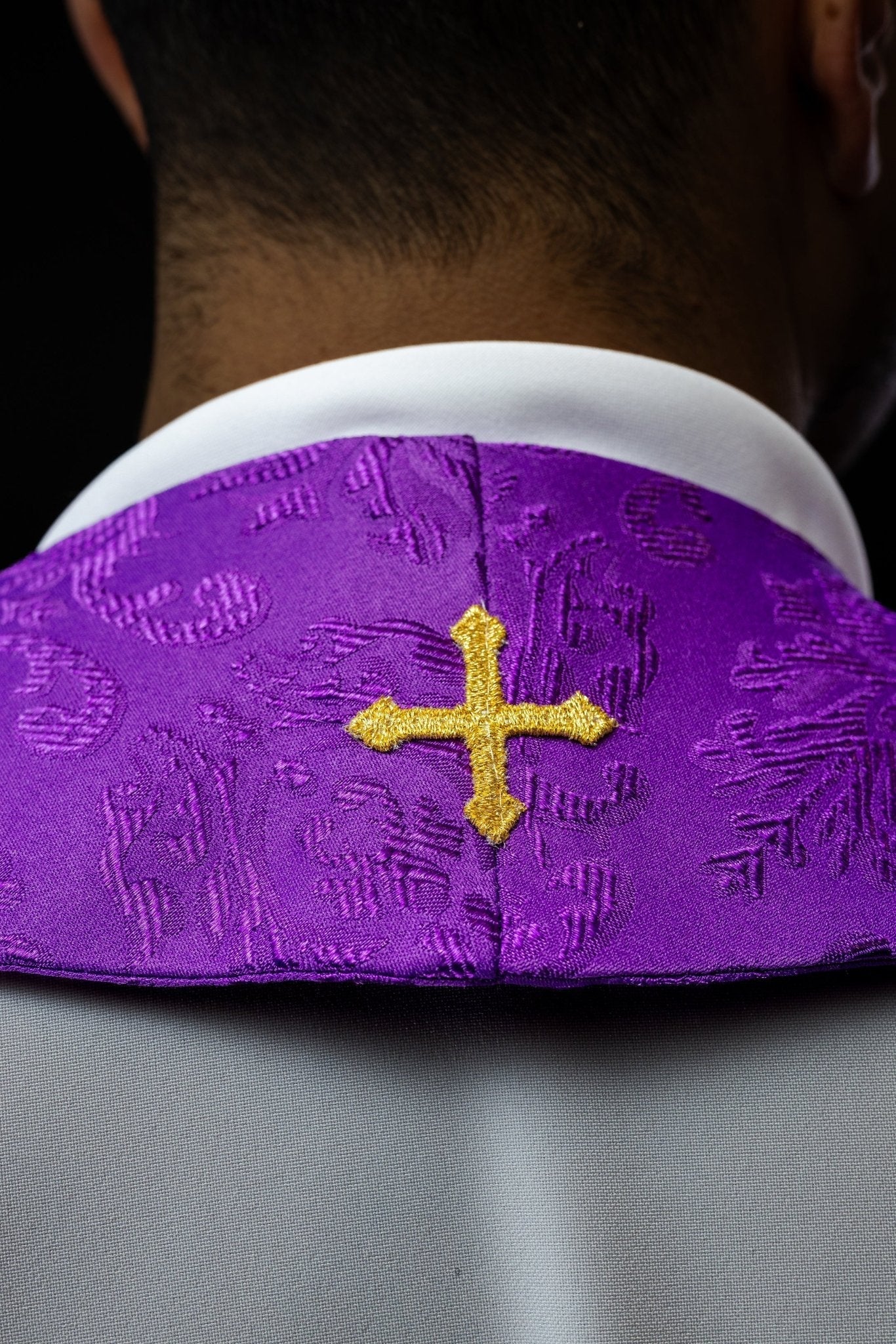 Estola jacquard bordada con motivos de cruces morado S - 2054 - 03 - 67 - CASULLAS.ES
