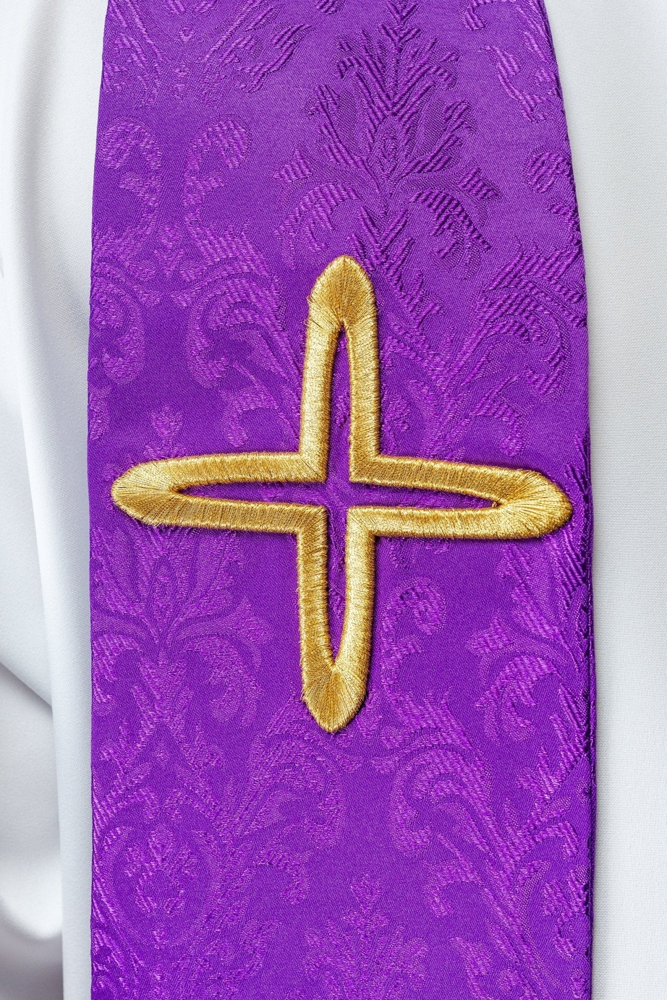 Estola jacquard bordada con motivos de cruces morado S - 2054 - 03 - 67 - CASULLAS.ES