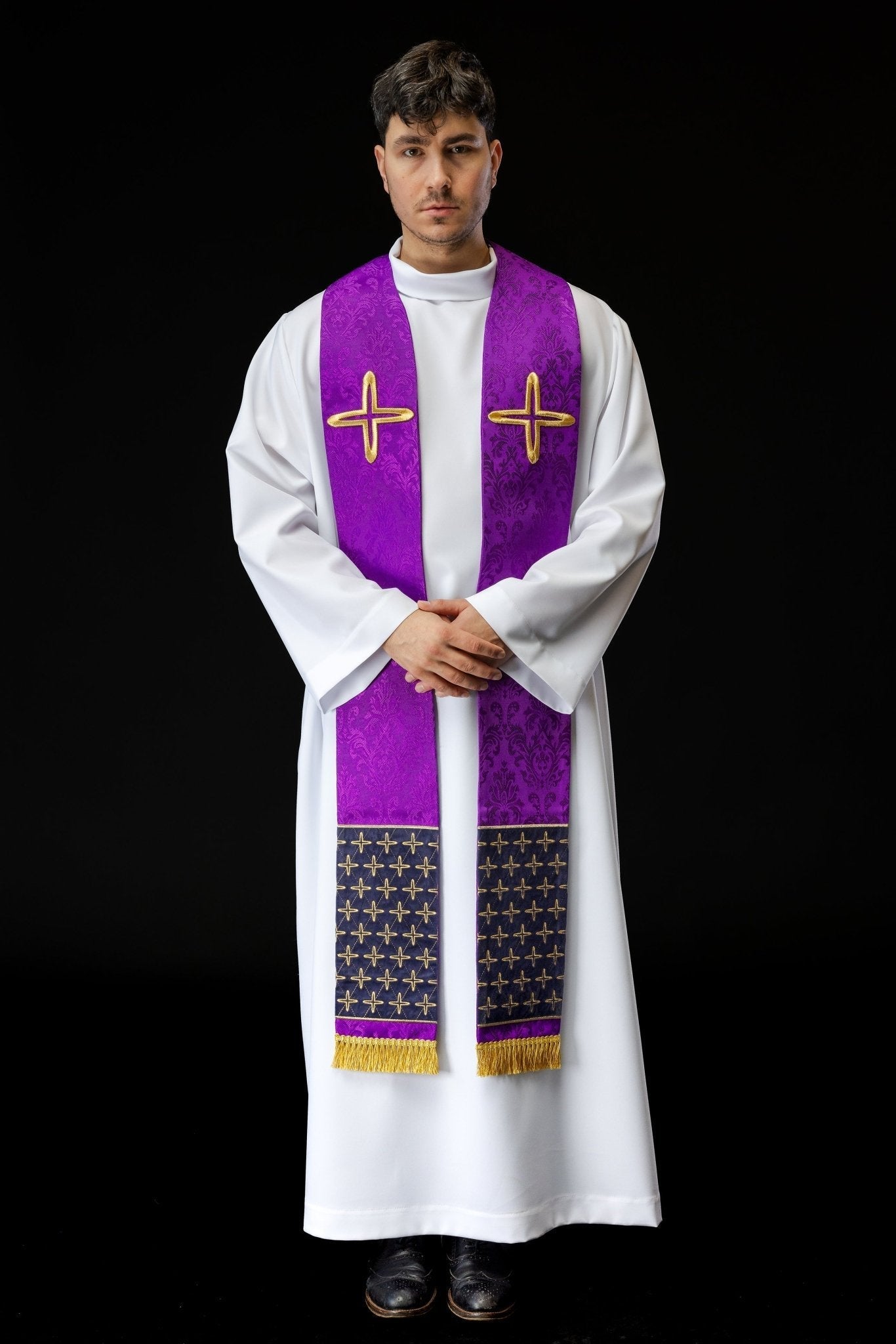 Estola jacquard bordada con motivos de cruces morado S - 2054 - 03 - 67 - CASULLAS.ES