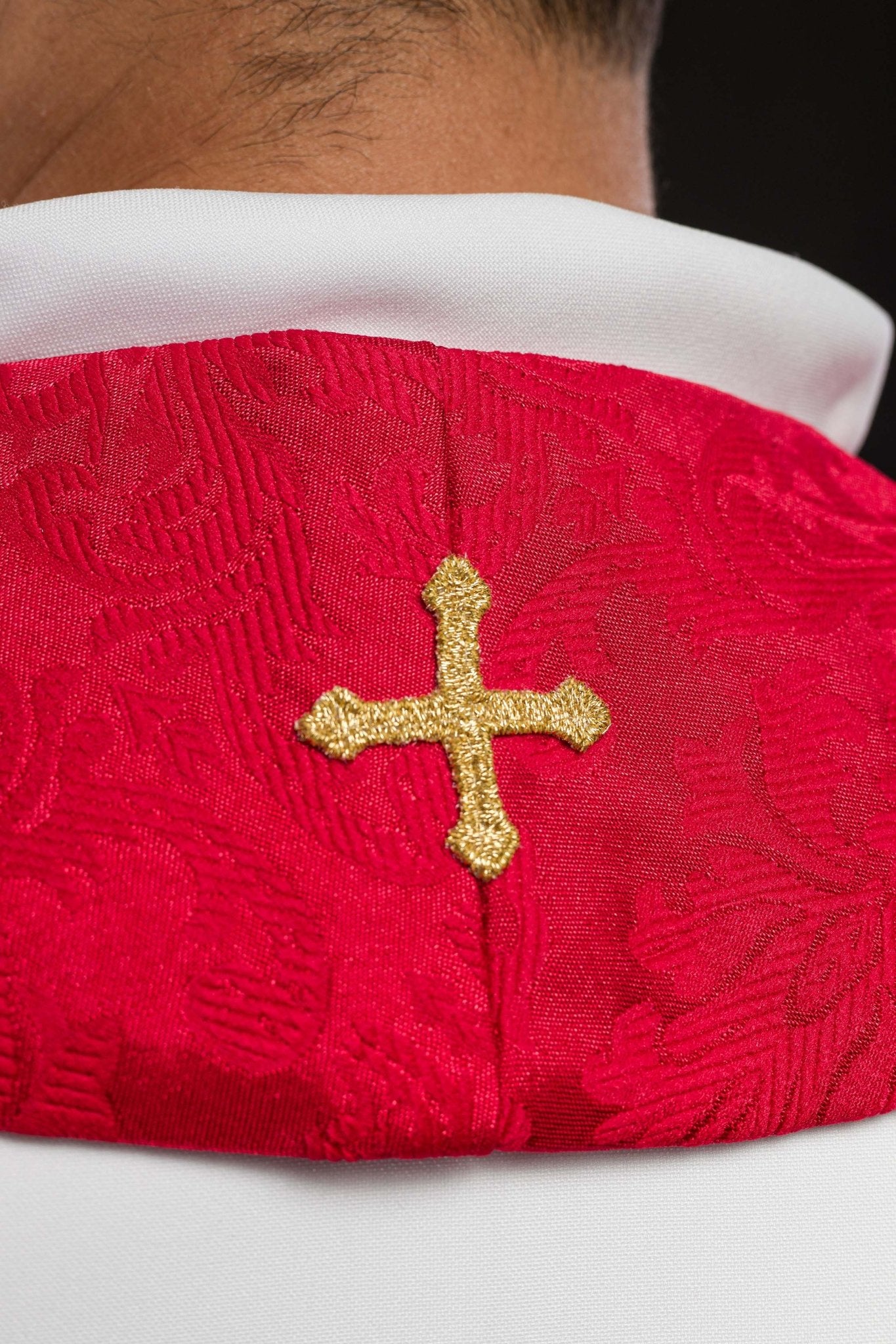 Estola jacquard bordada con motivos de cruces rojo S-2054-02-67 - CASULLAS.ES