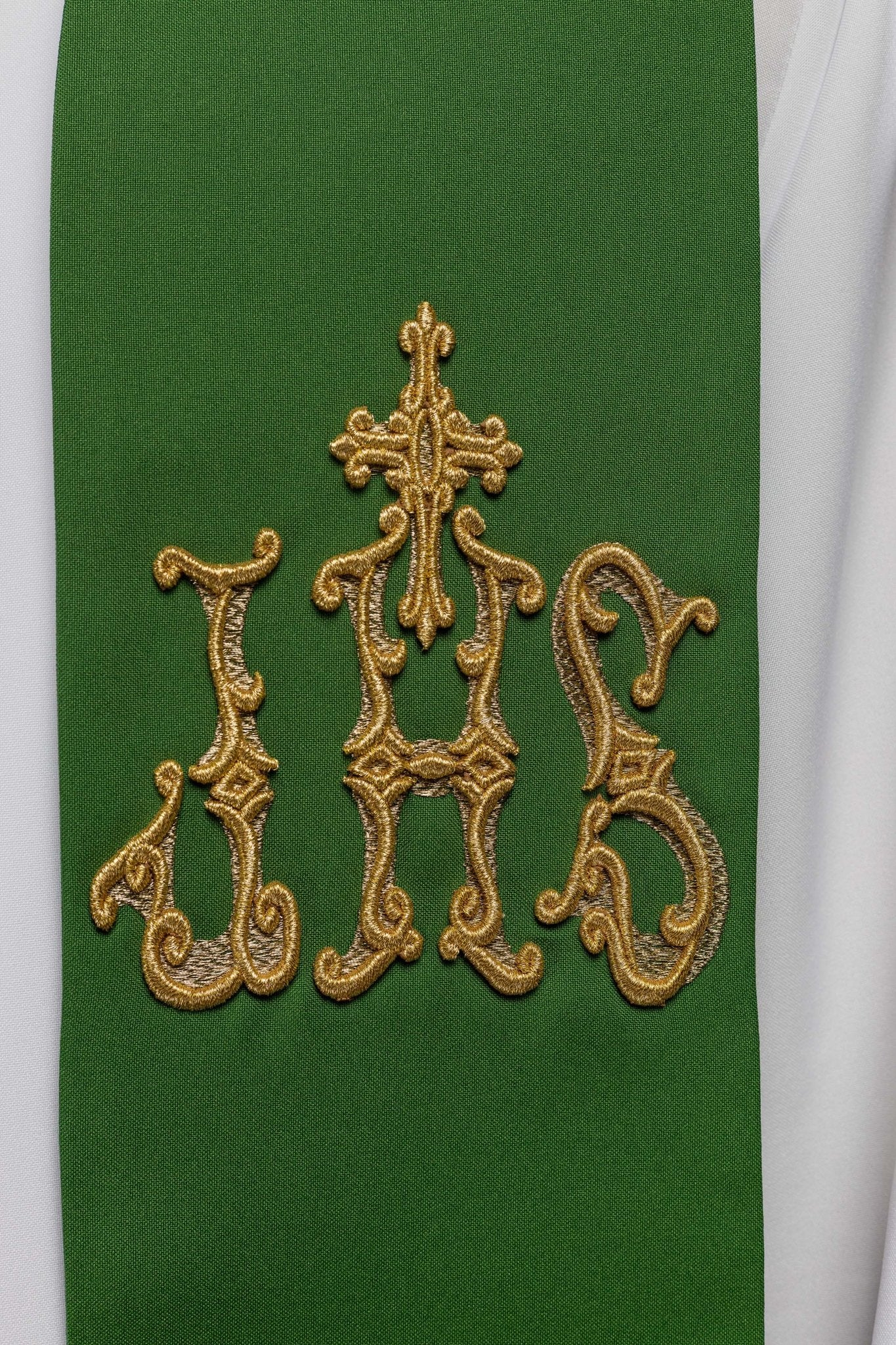 Estola verde con bordado Cruz e IHS KST/157/01/01 ZIELONY - CASULLAS.ES