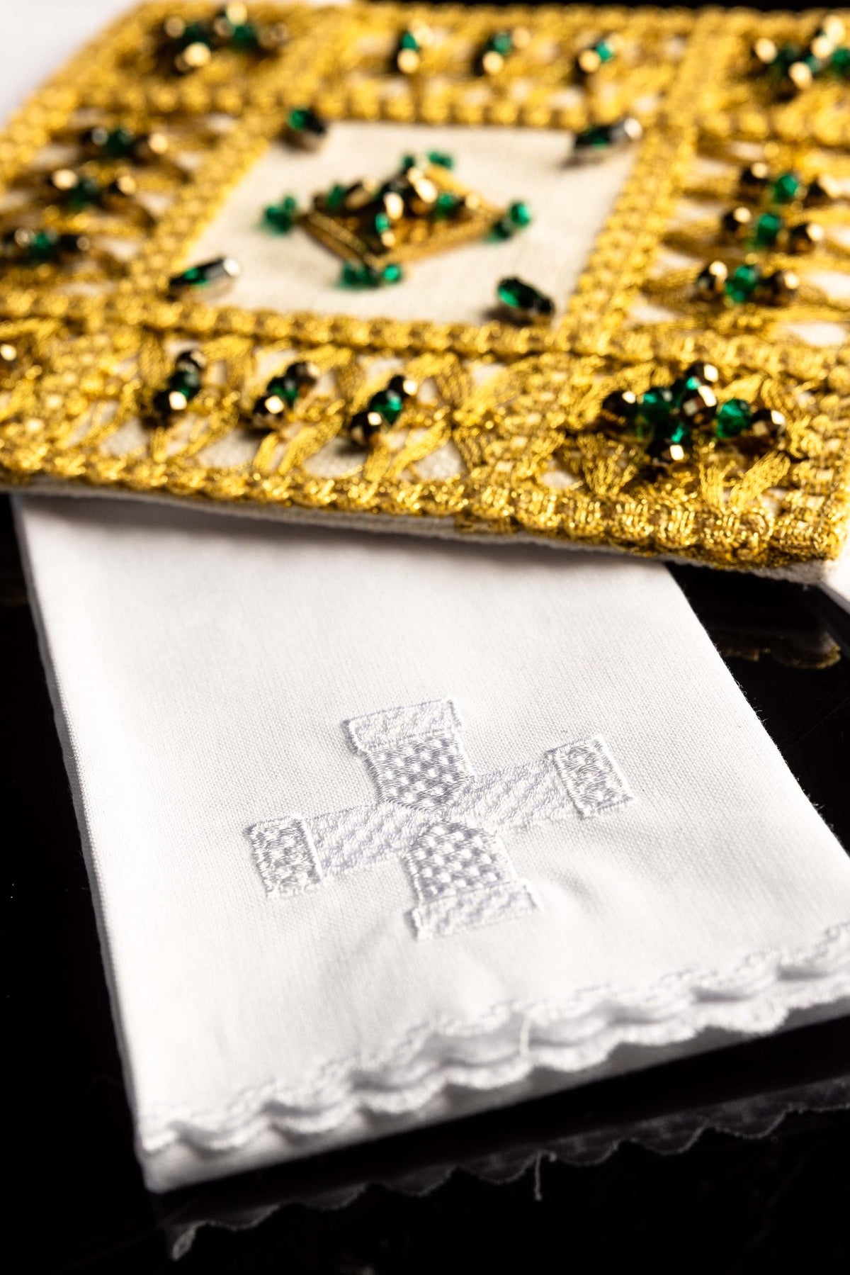 Juego de altar, detalle de paño blanco con cruz bordada y borde festoneado