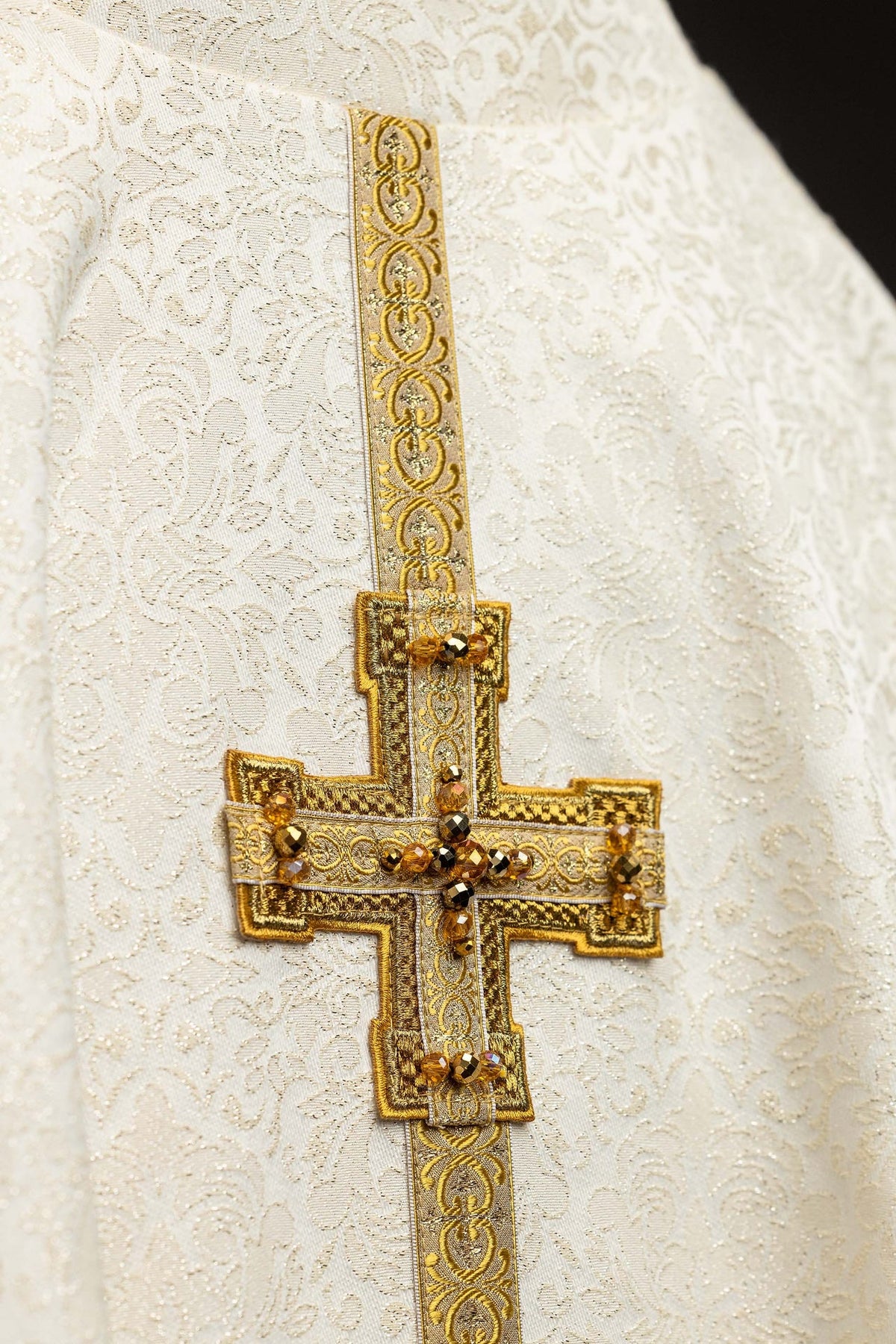 Casulla Handmade 7007, detalle trasero del cuello con galón dorado