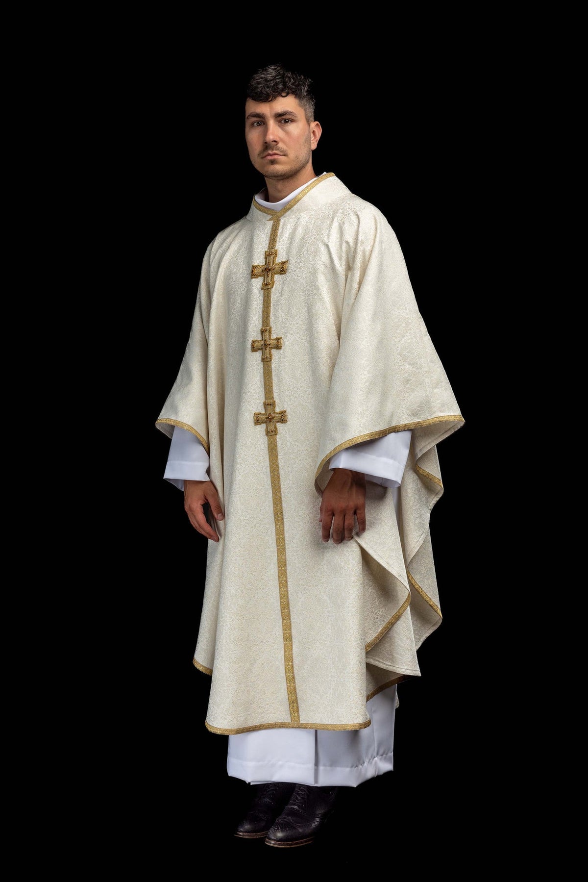 Casulla Handmade 7007 marfil, vista frontal completa con galón dorado y cruces