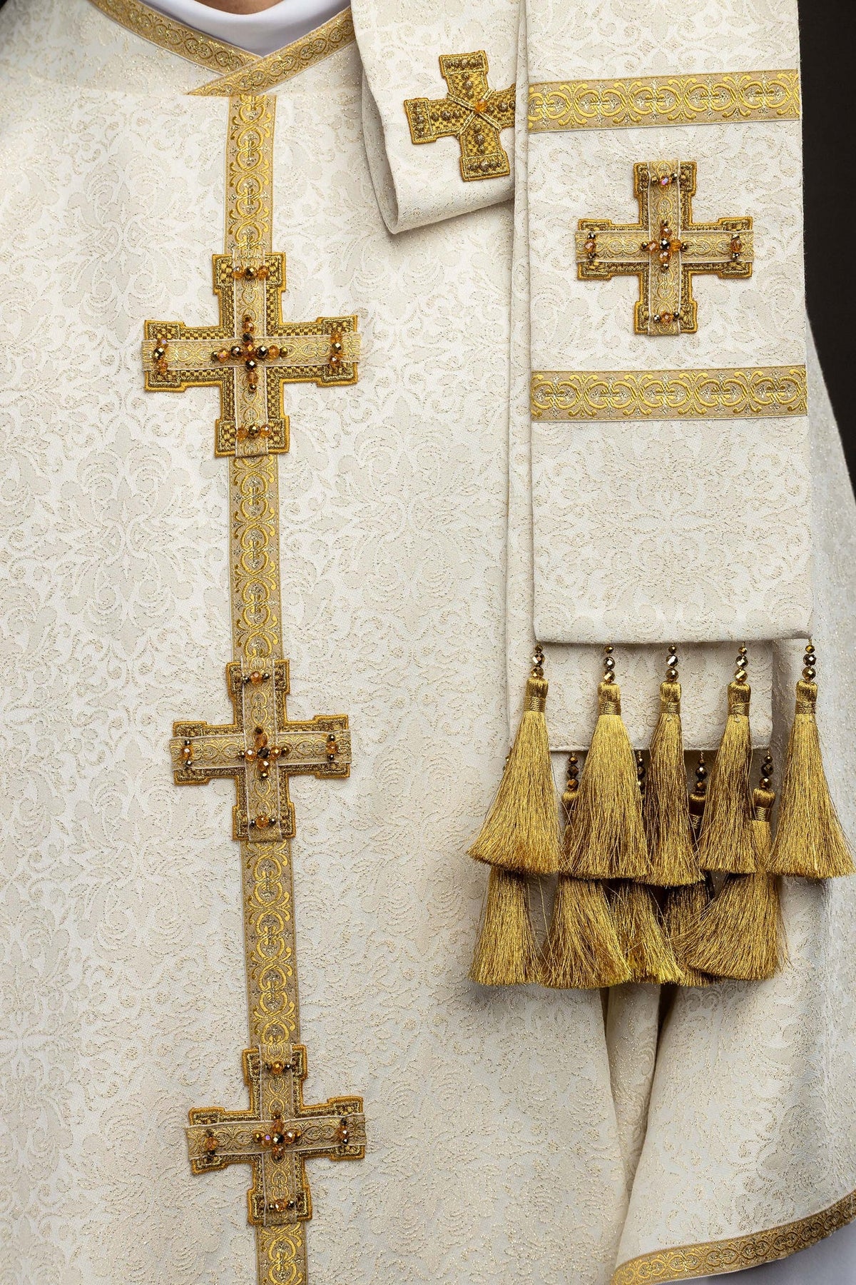Casulla Handmade 7007, manga con galón dorado y cruz decorativa