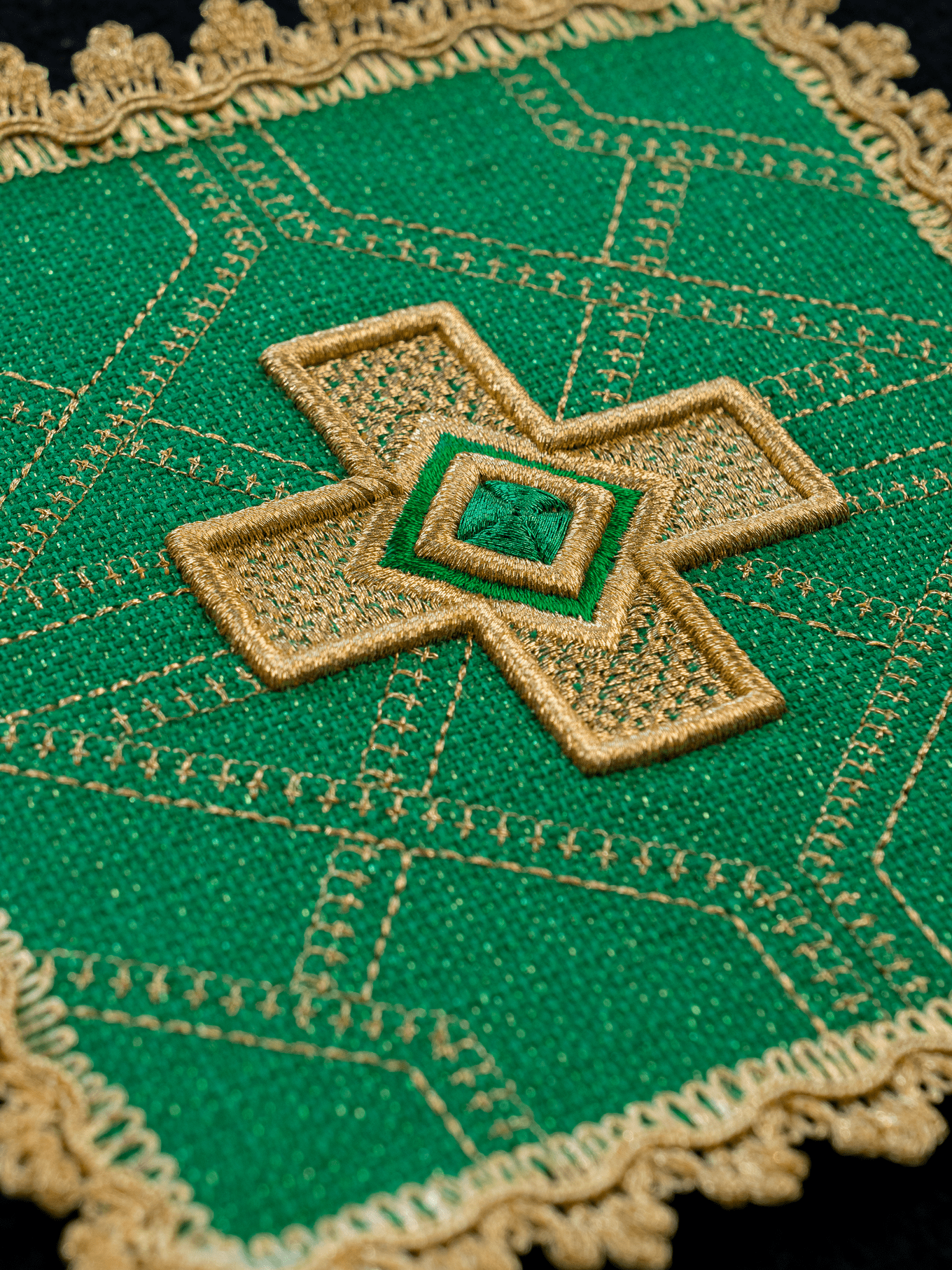Juego 4 piezas palias bordadas doradas - cuatro colores KPA4/185 18*18 - CASULLAS.ES
