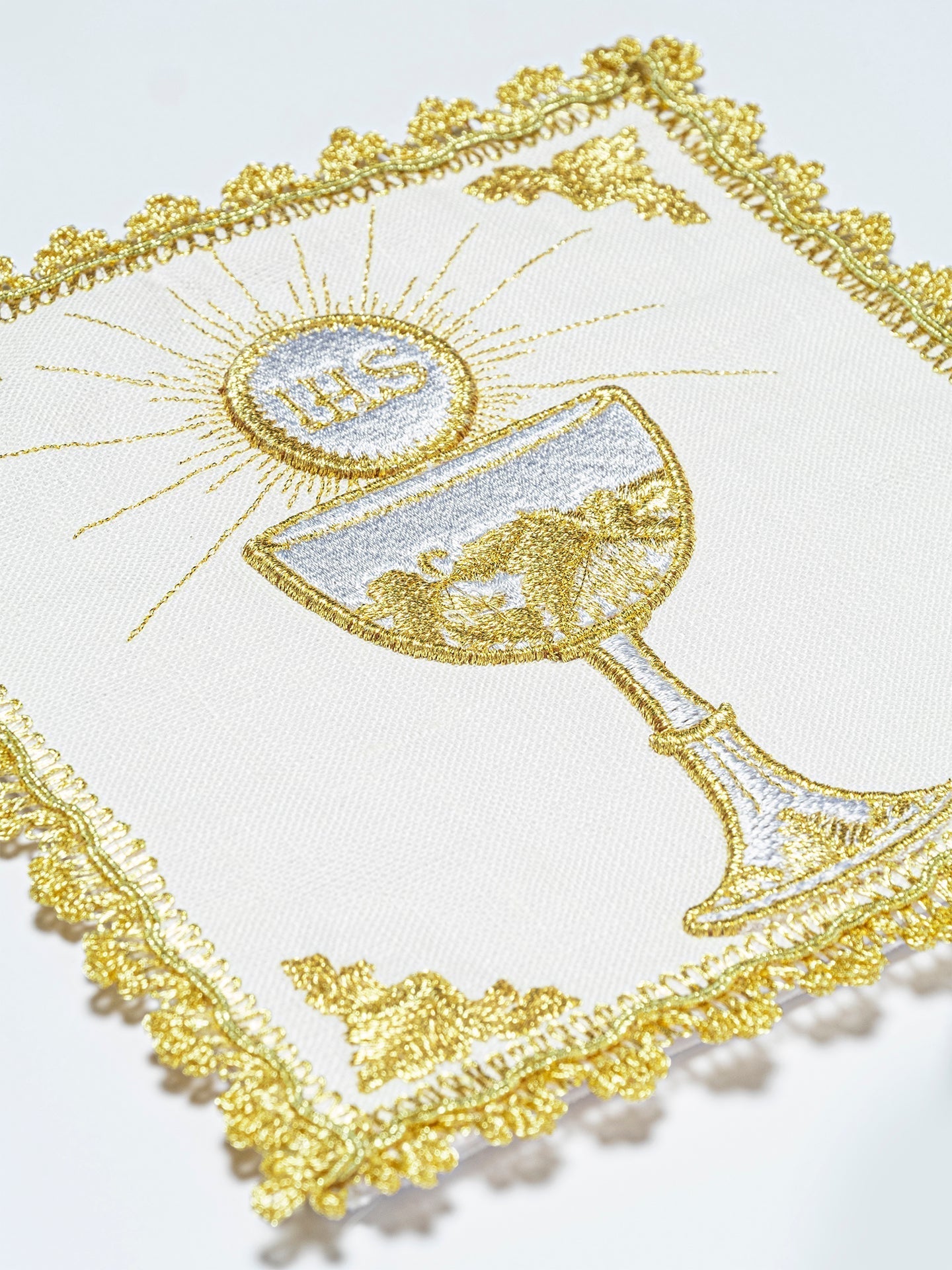 Juego de altar con cáliz dorado HA/5002 - CASULLAS.ES