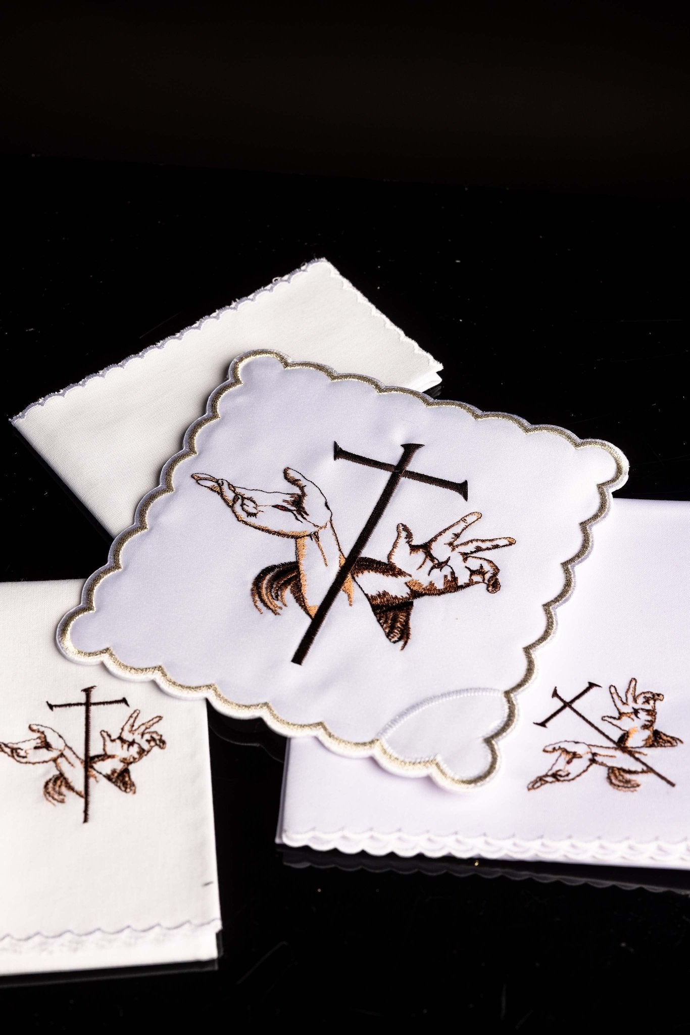Juego de altar con un símbolo bordado franciscano KK/022 - CASULLAS.ES