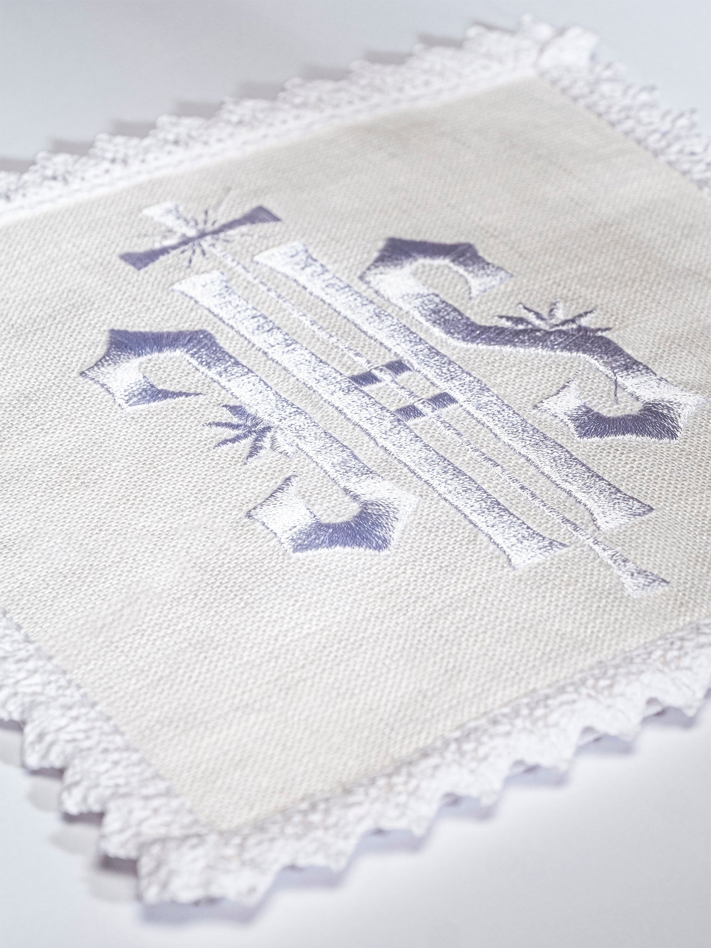 Juego de altar lino con bordado blanco IHS KKL/029/C2 - CASULLAS.ES