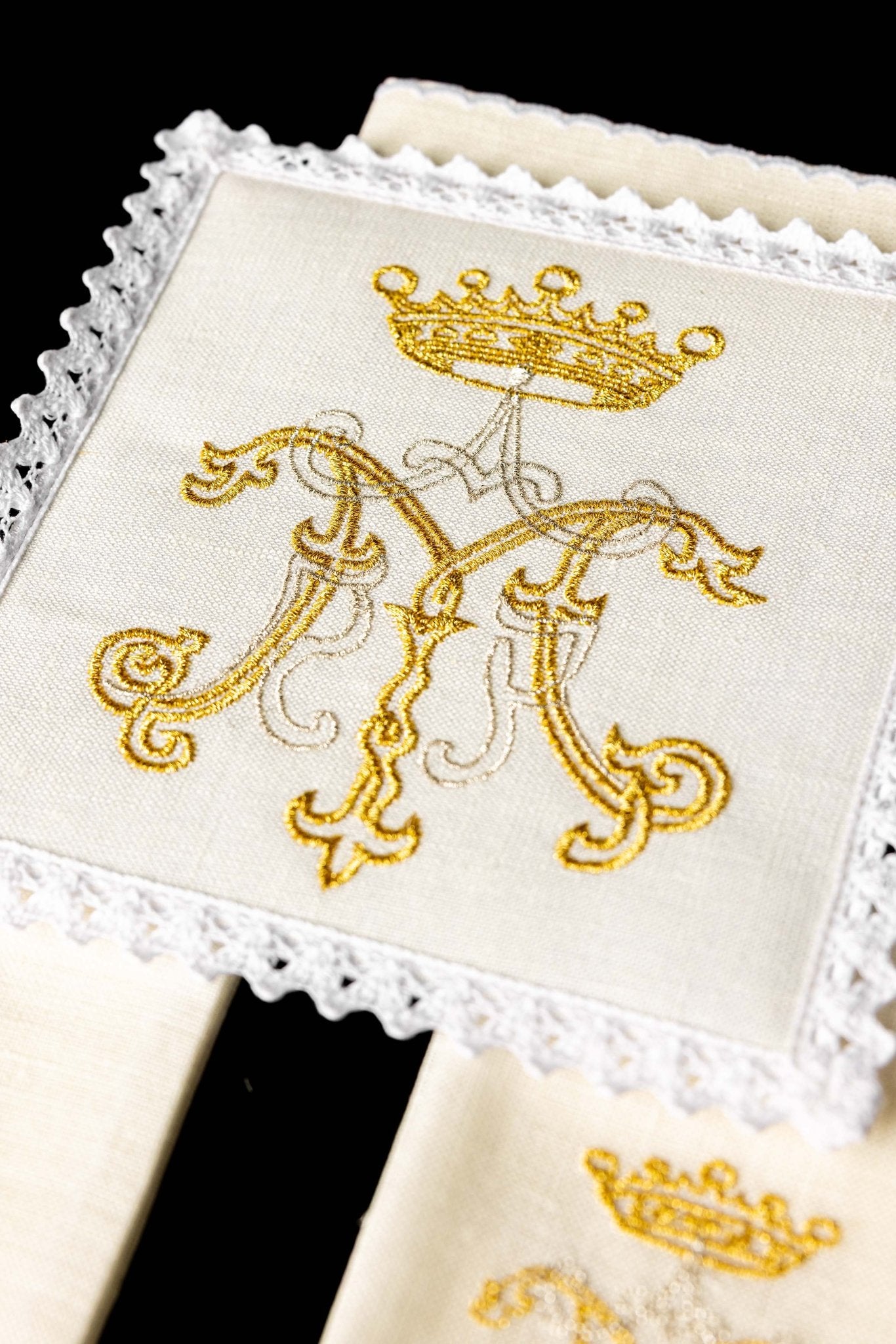 Juego de altar lino con bordado dorado Mariano KKL/020 - CASULLAS.ES