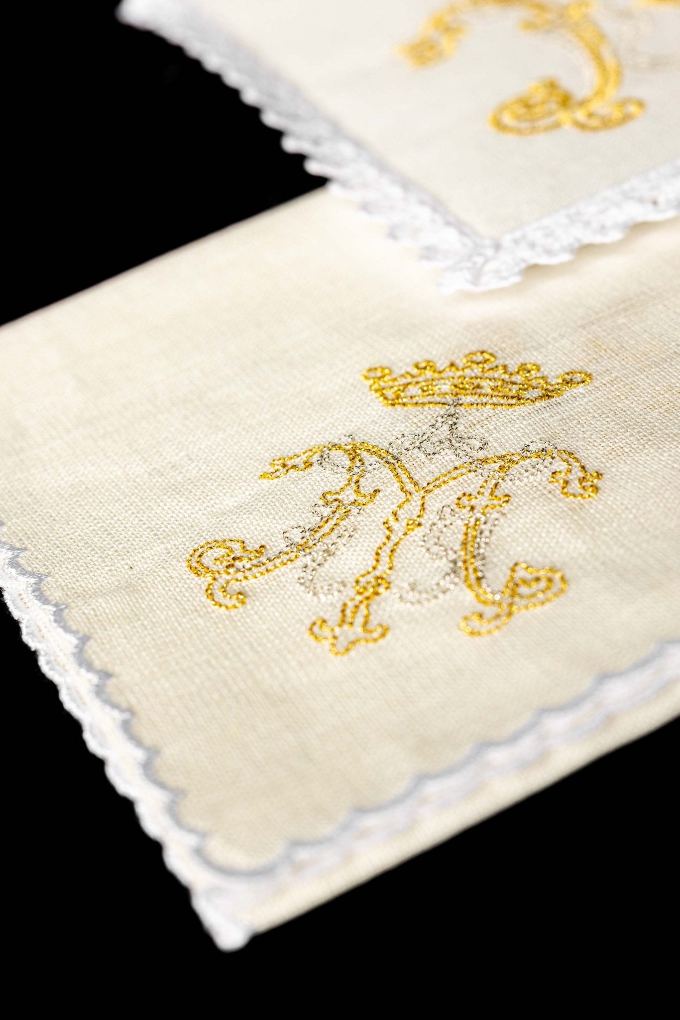 Juego de altar lino con bordado dorado Mariano KKL/020 - CASULLAS.ES