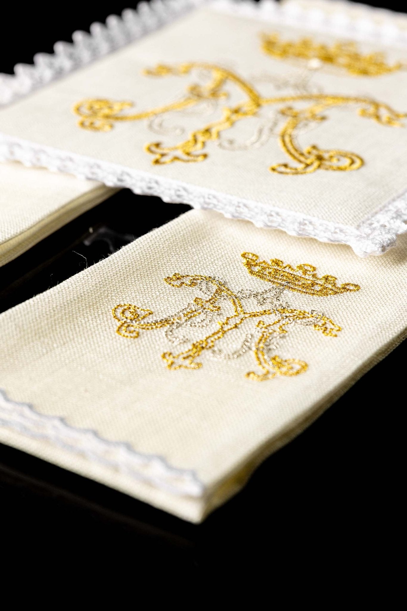 Juego de altar lino con bordado dorado Mariano KKL/020 - CASULLAS.ES