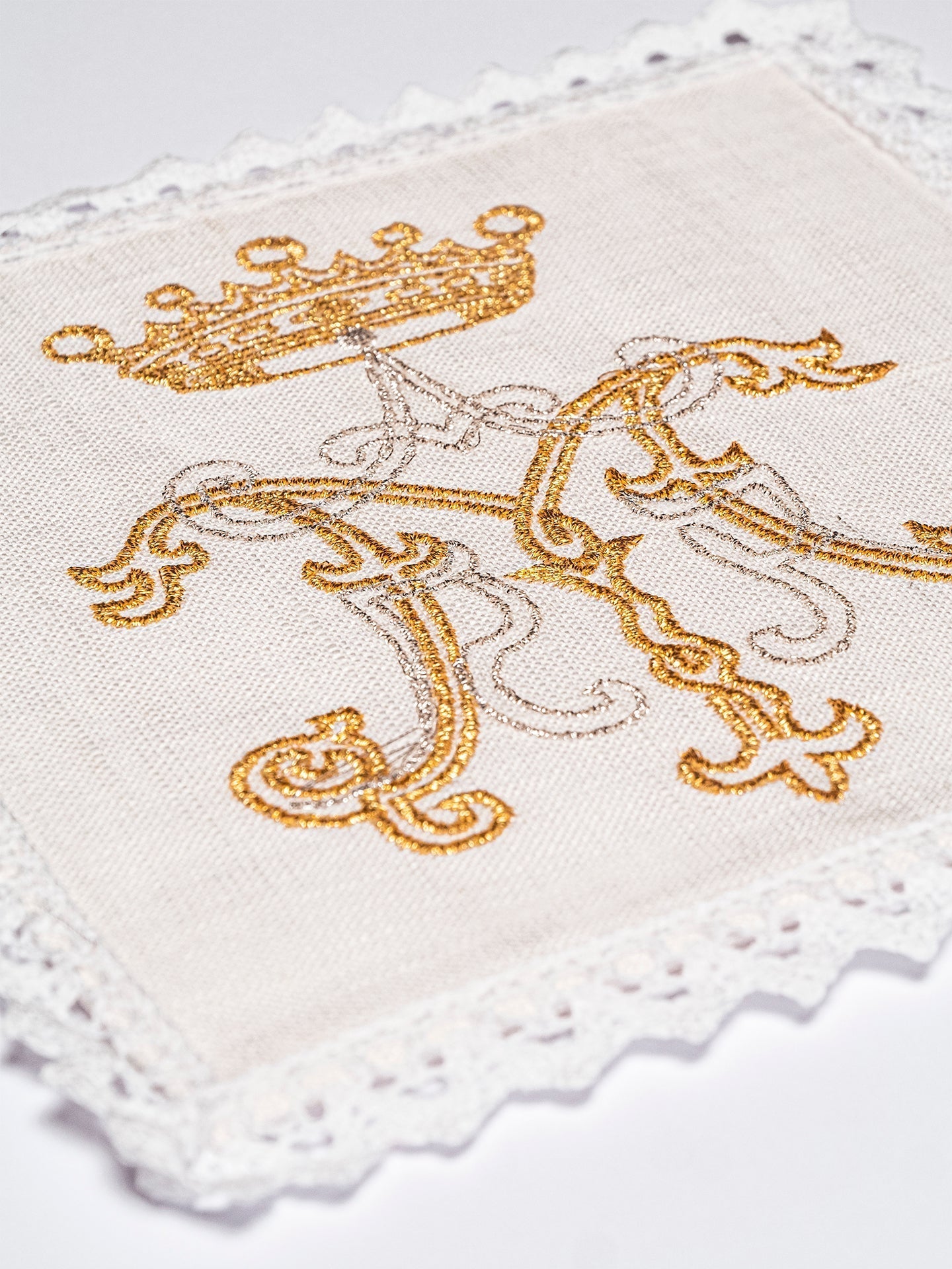 Juego de altar lino con bordado dorado Mariano KKL/020 - CASULLAS.ES