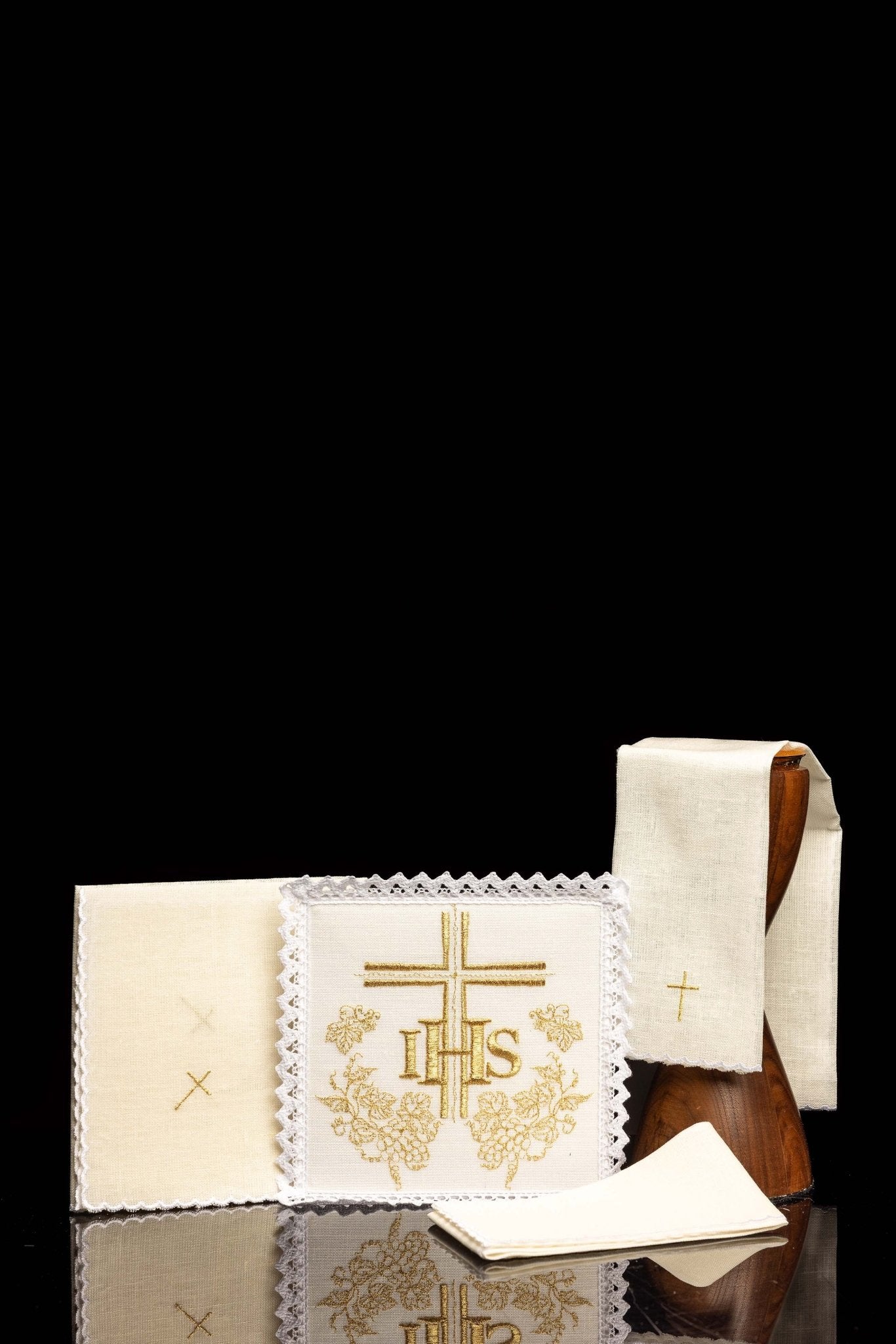 Juego de altar lino con bordado JHS y Cruz KKL/156 - CASULLAS.ES