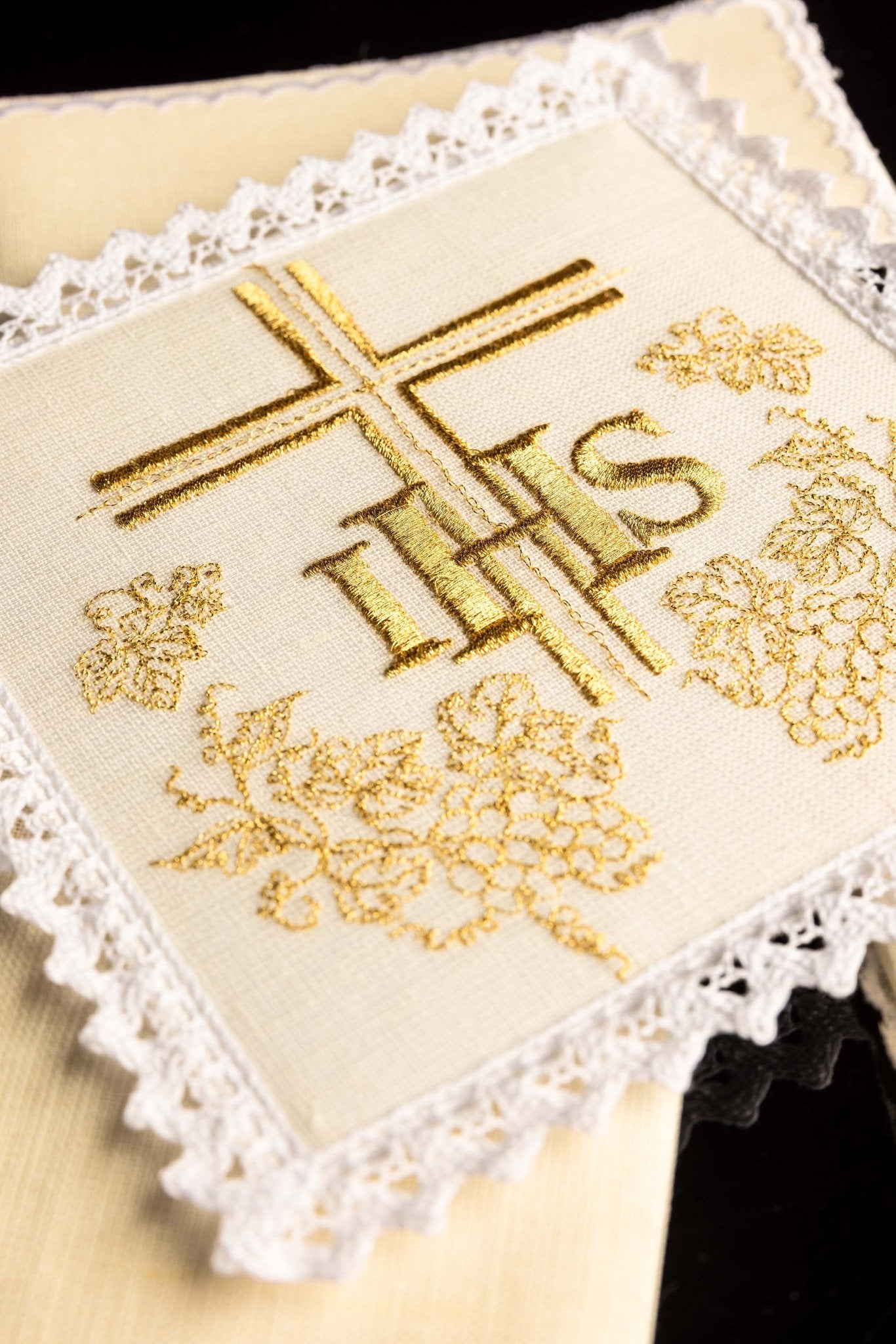 Juego de altar lino con bordado JHS y Cruz KKL/156 - CASULLAS.ES