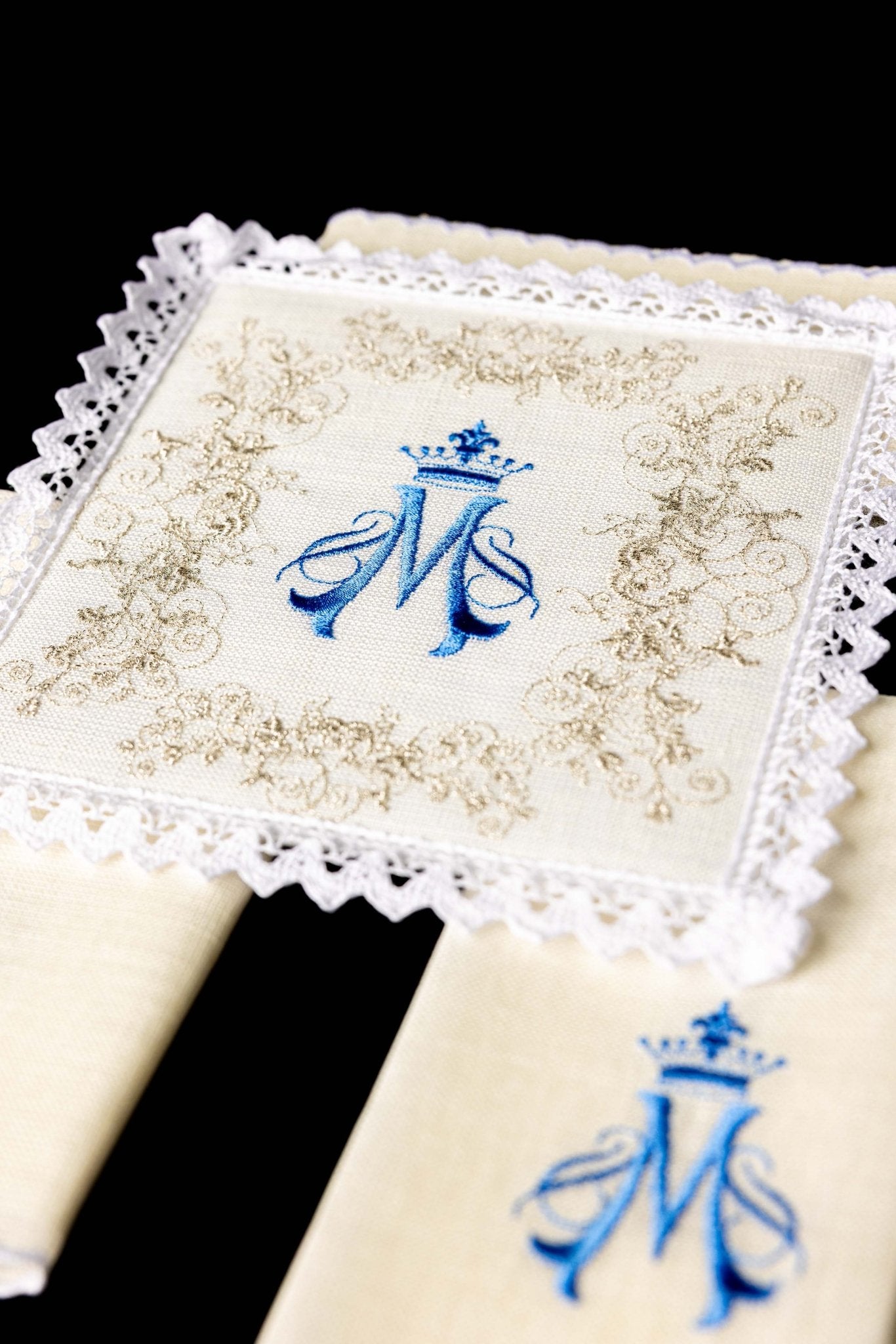 Juego de altar lino con bordado Mariano KKL/161 - CASULLAS.ES