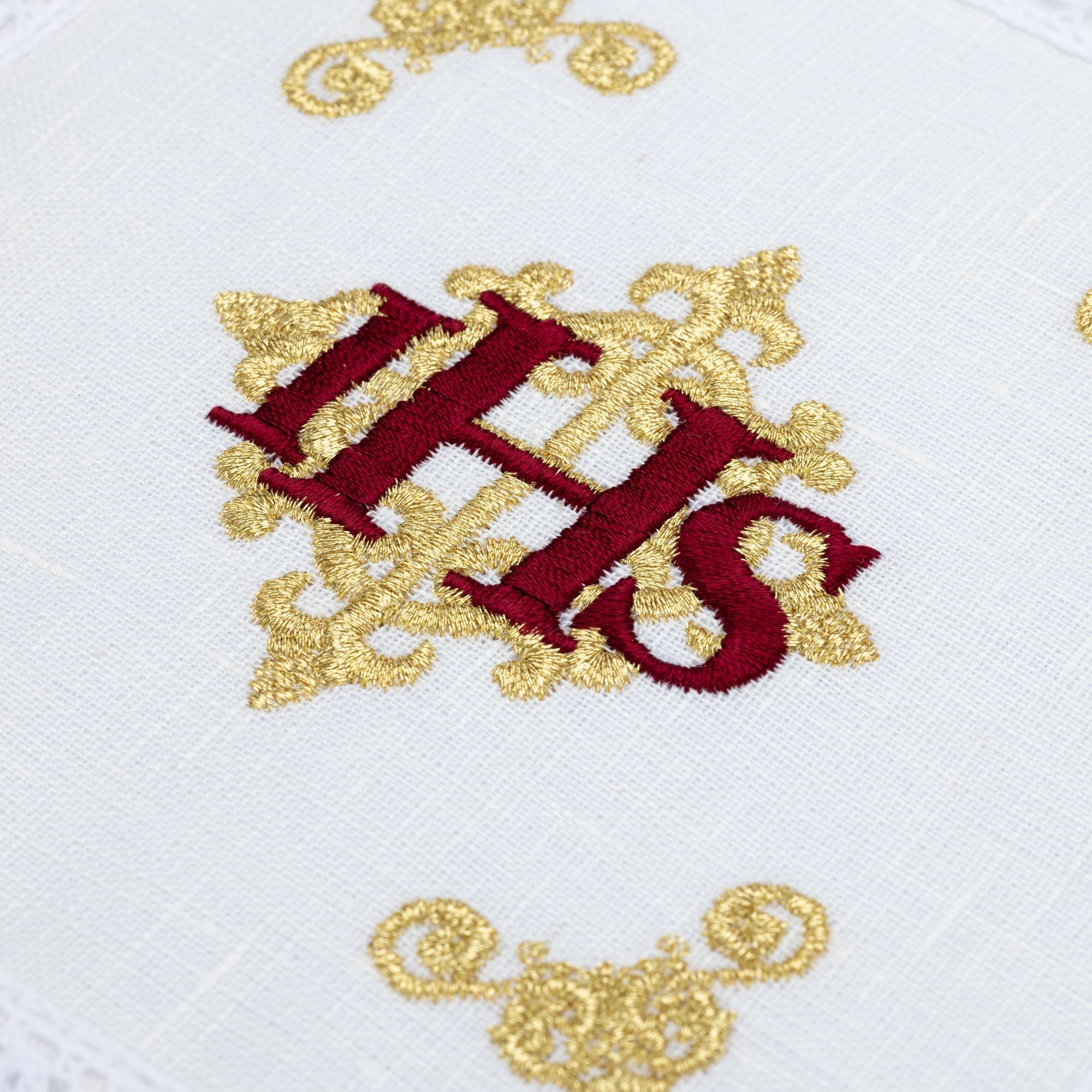 Juego de altar lino con IHS rojo bordado KKL/157 - CASULLAS.ES