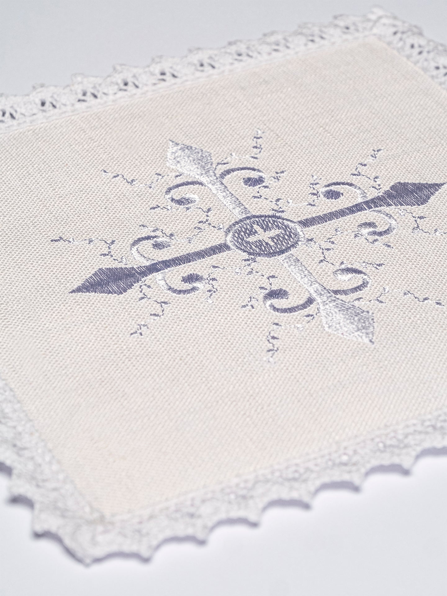Juego de altar lino con sencillo bordado Cruz KKL/057 - CASULLAS.ES