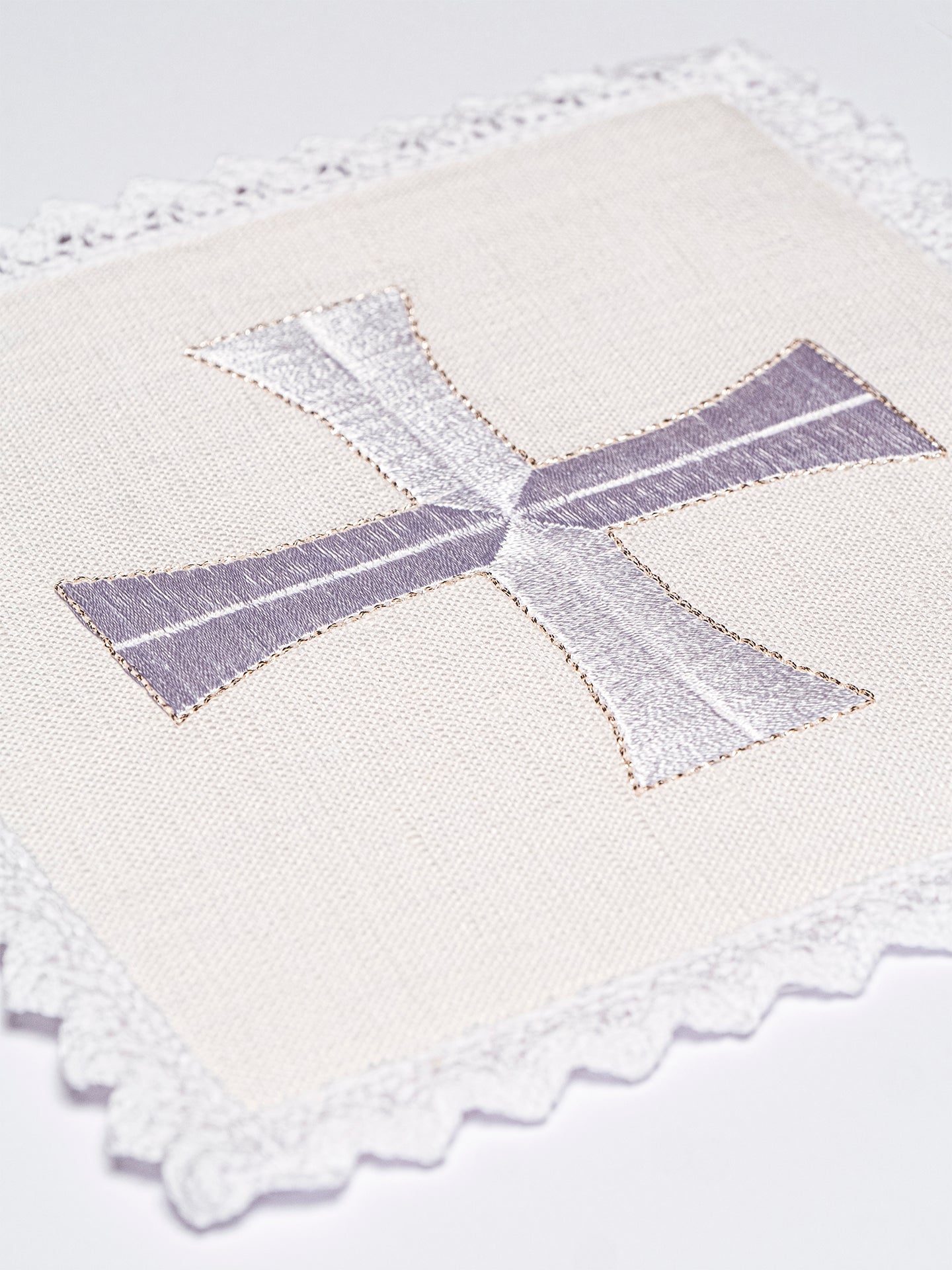 Juego de altar lino con sencillo bordado de cruces KKL/010 - CASULLAS.ES