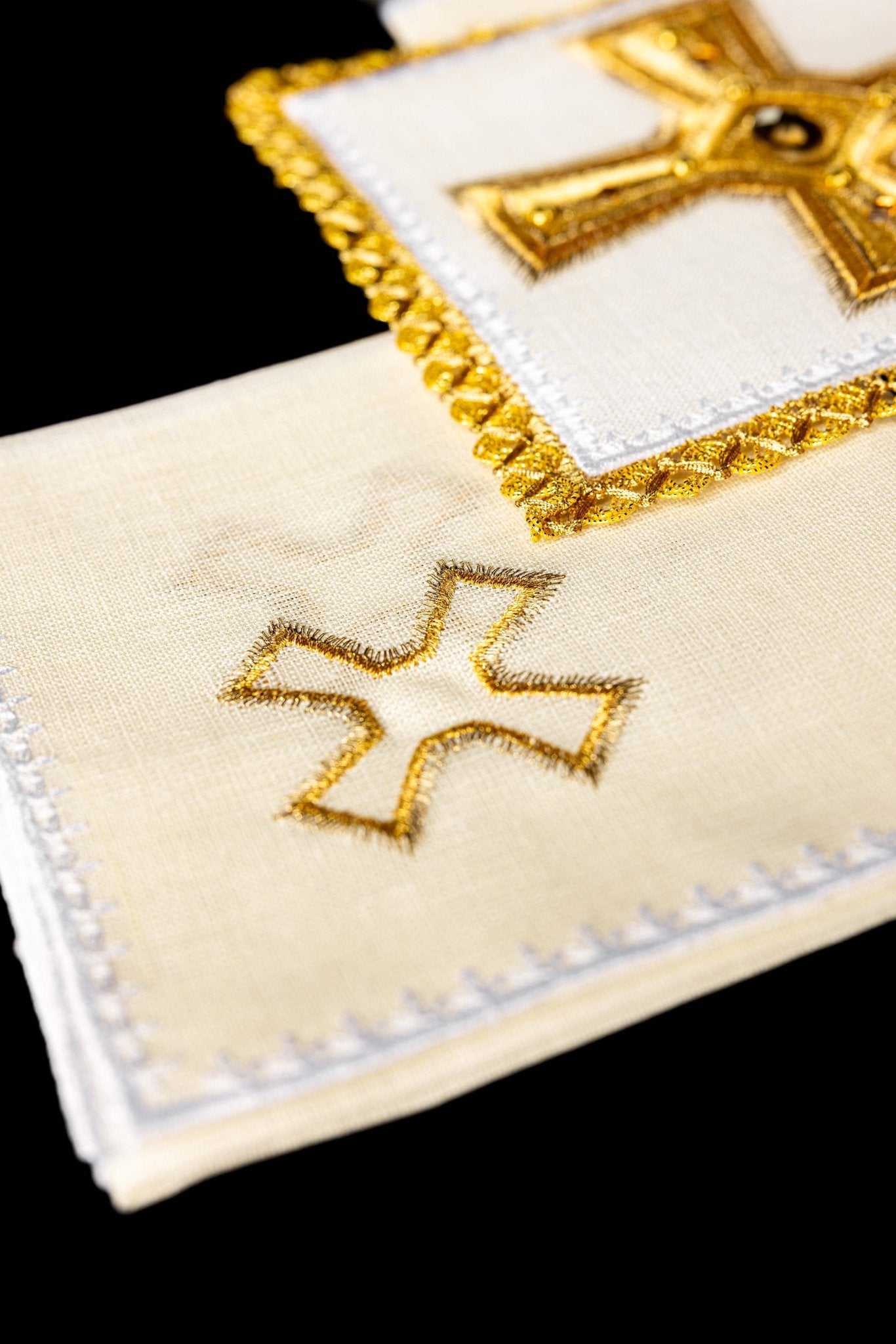 Juego de altar lino ricamente bordado con Cruz y piedras LE/5003 - CASULLAS.ES