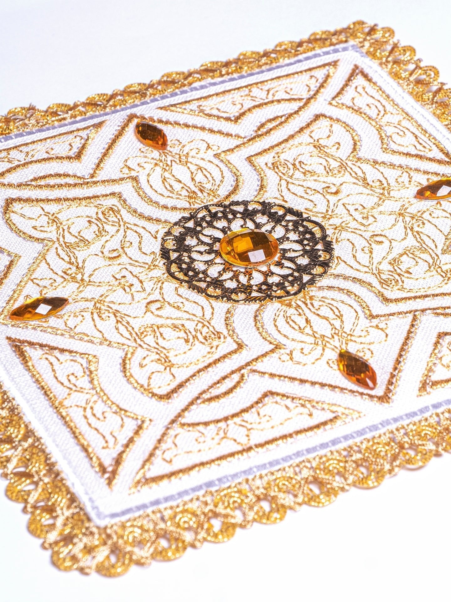 Juego de altar lino ricamente decorado LE/5002 - CASULLAS.ES