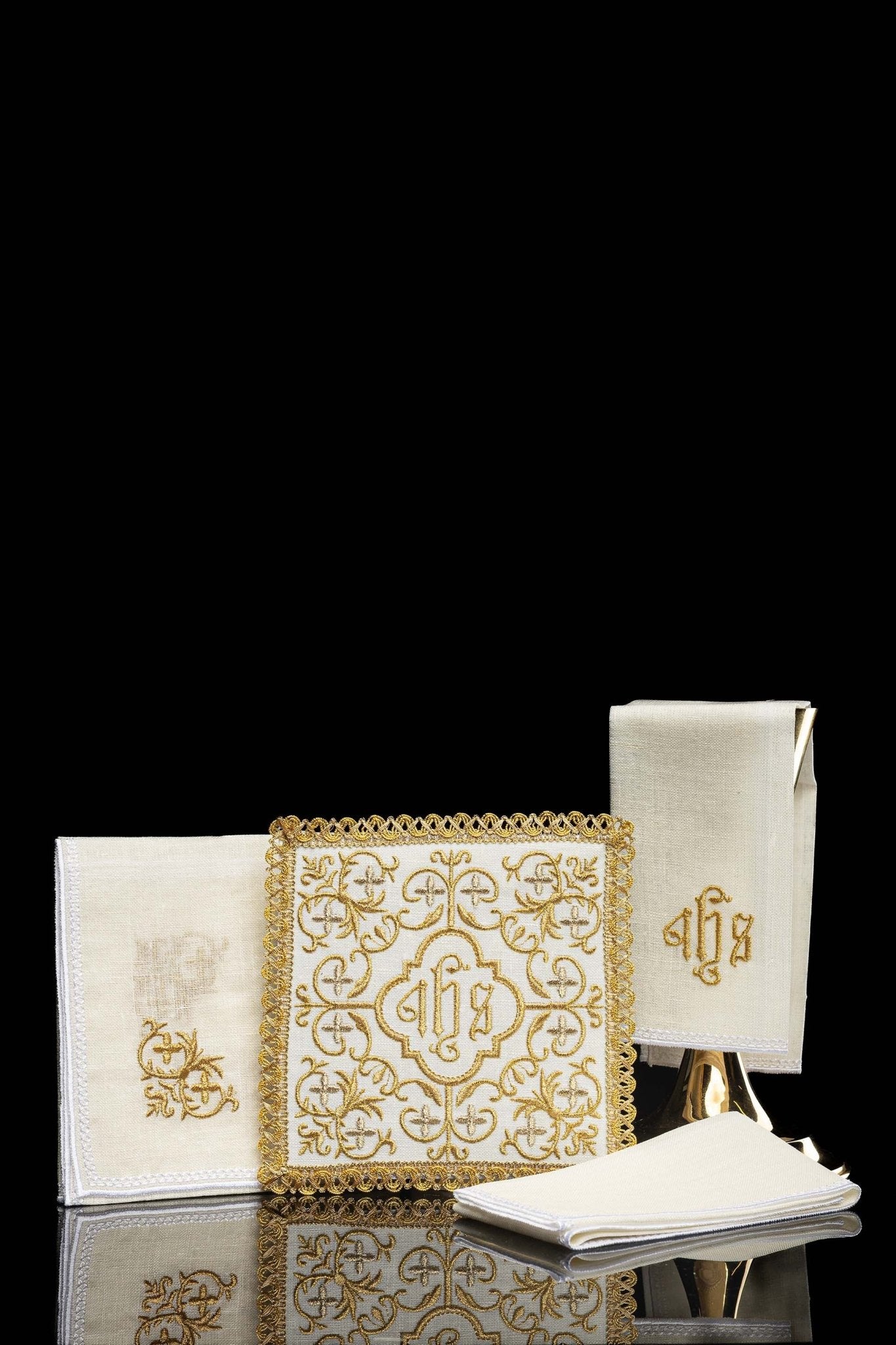 Juego de altar lino ricamente decorado con cruz y bordado JHS S-5011 - CASULLAS.ES