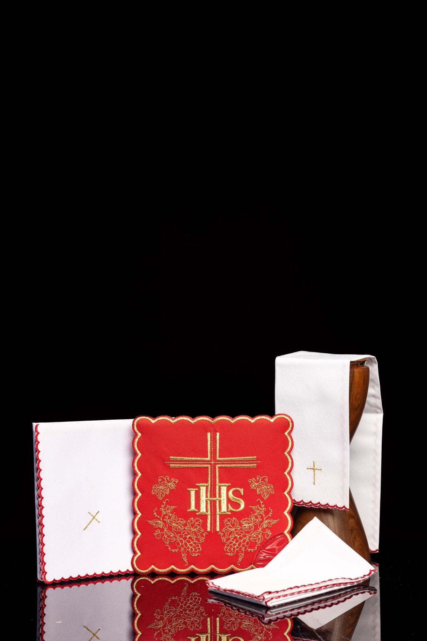 Juego de altar rojo con bordado IHS KK/156/02 - CASULLAS.ES