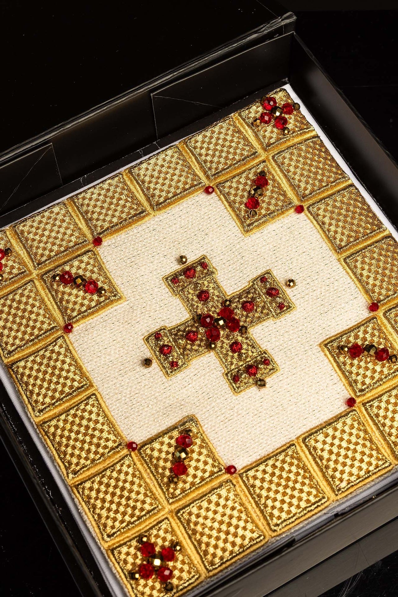 Juego de lencería para cáliz elaborado artesanalmente con piedras naturales Handmade 5011 HM/5011 - CASULLAS.ES