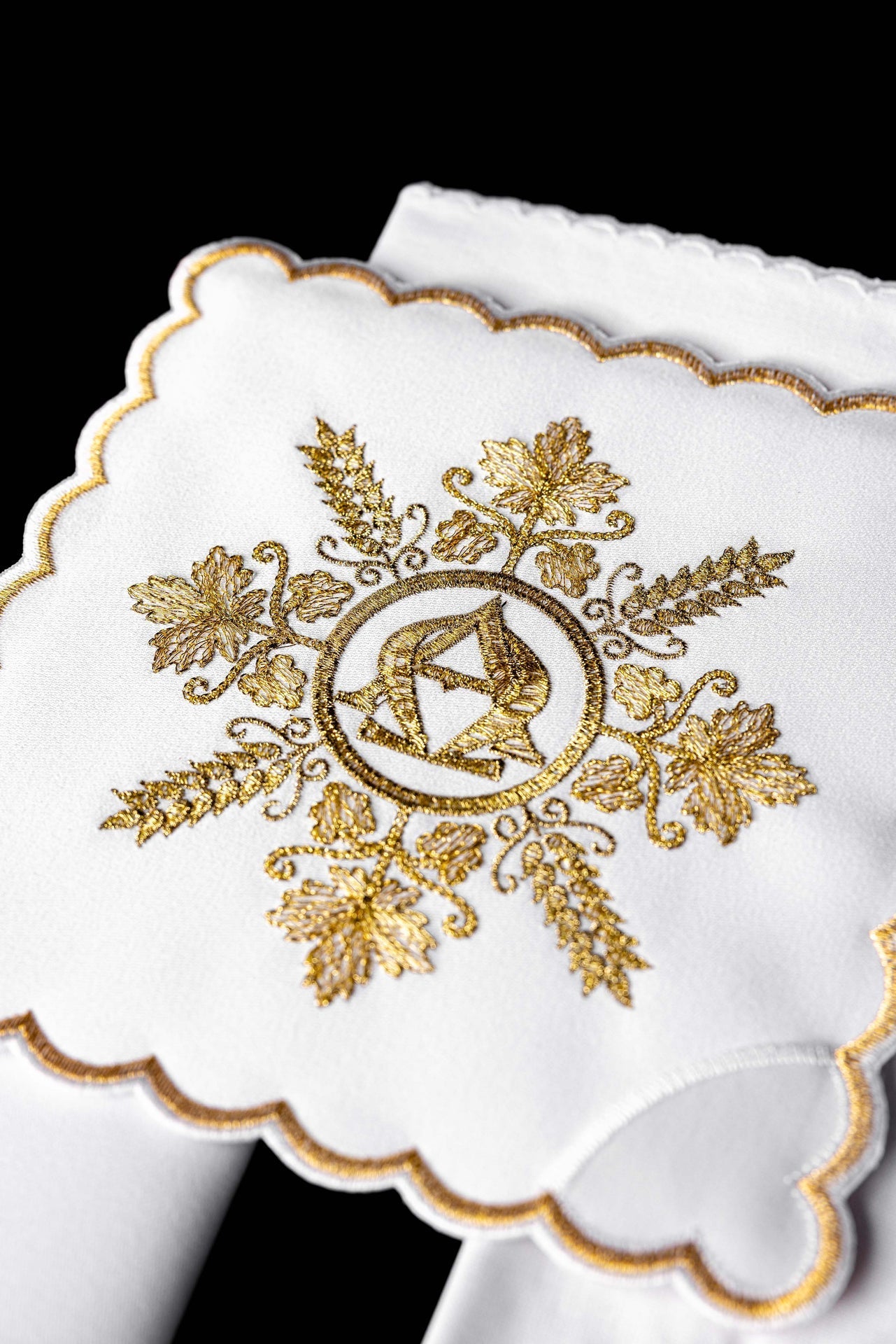 Juego de lienzos para cáliz bordado con motivo Alfa y Omega en color blanco KDT/5031/04 - CASULLAS.ES