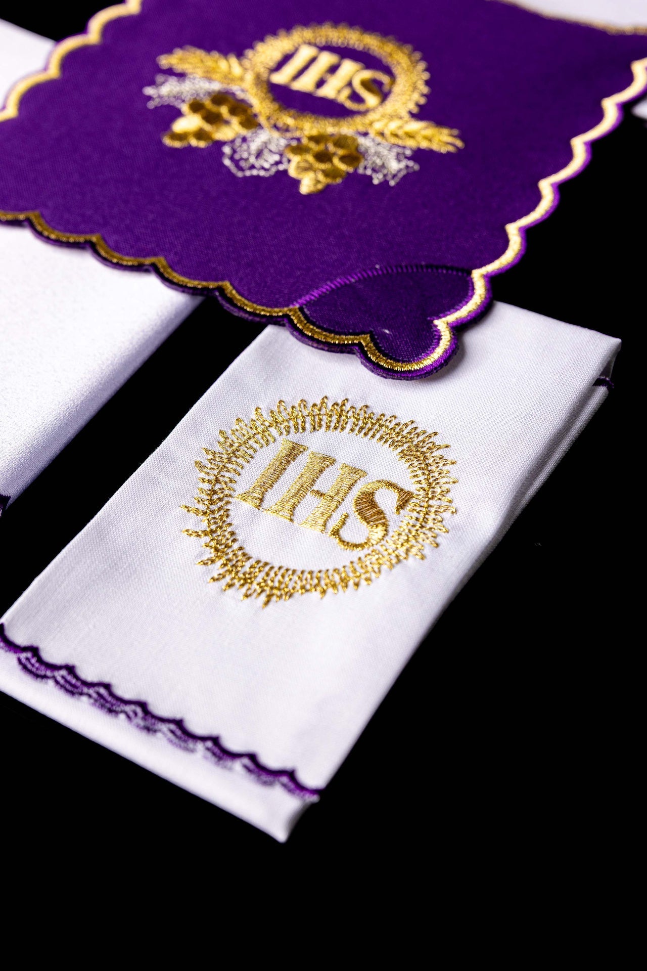 Juego de lienzos para cáliz bordado con motivo IHS en color morado KDT/5024/03 FIOLET - CASULLAS.ES